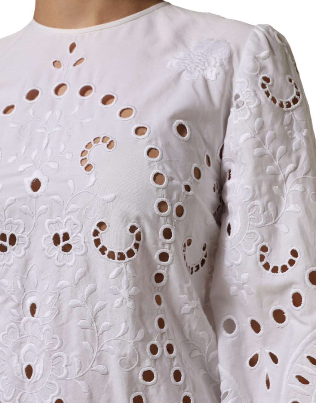 Robe courte blanche Dolce & Gabbana avec découpes, coupe en ligne A, style robe de cérémonie élégante.