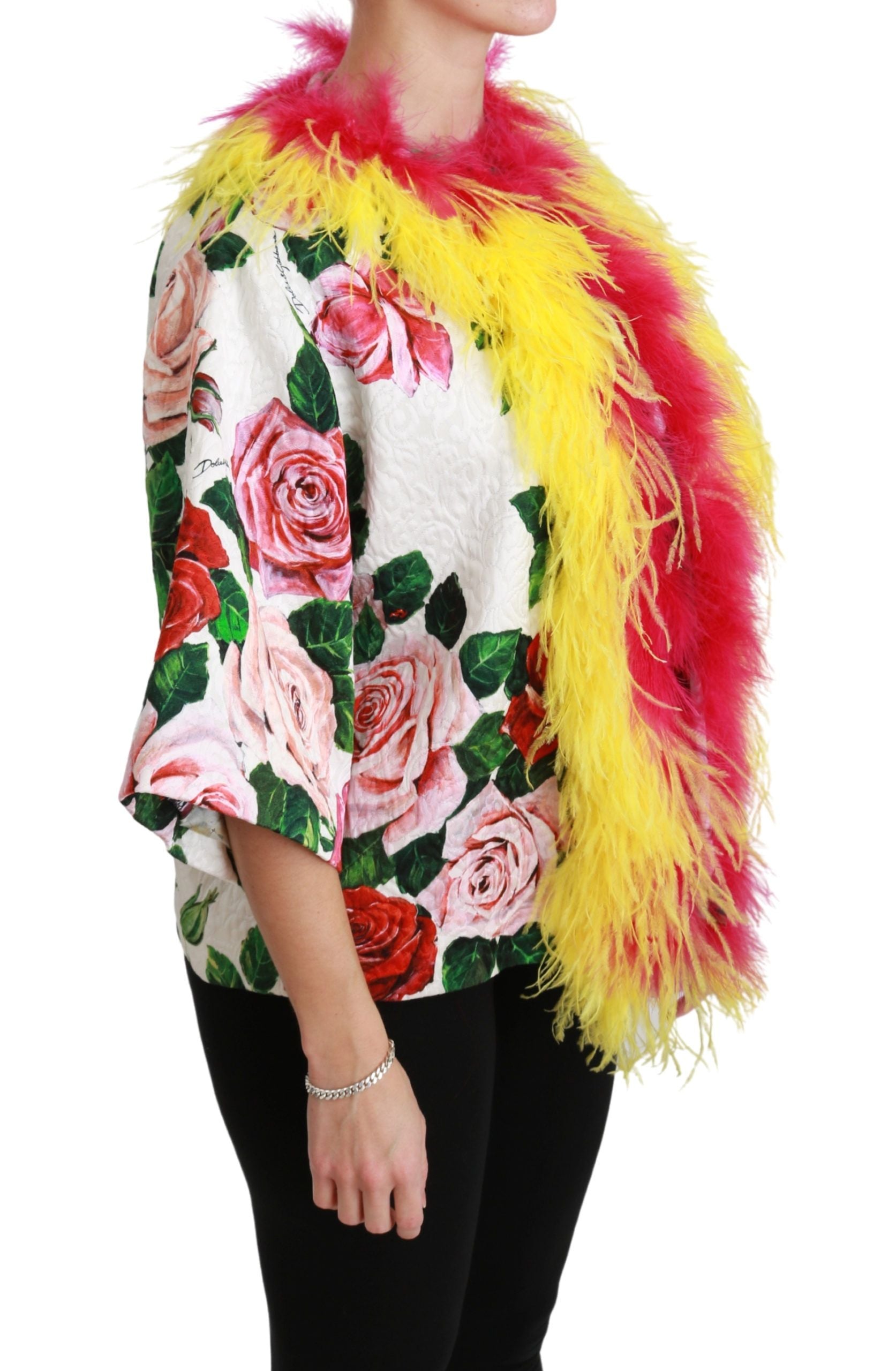 Veste Dolce & Gabbana blanche à fleurs avec capuche en fourrure et roses, style élégant et sophistiqué.