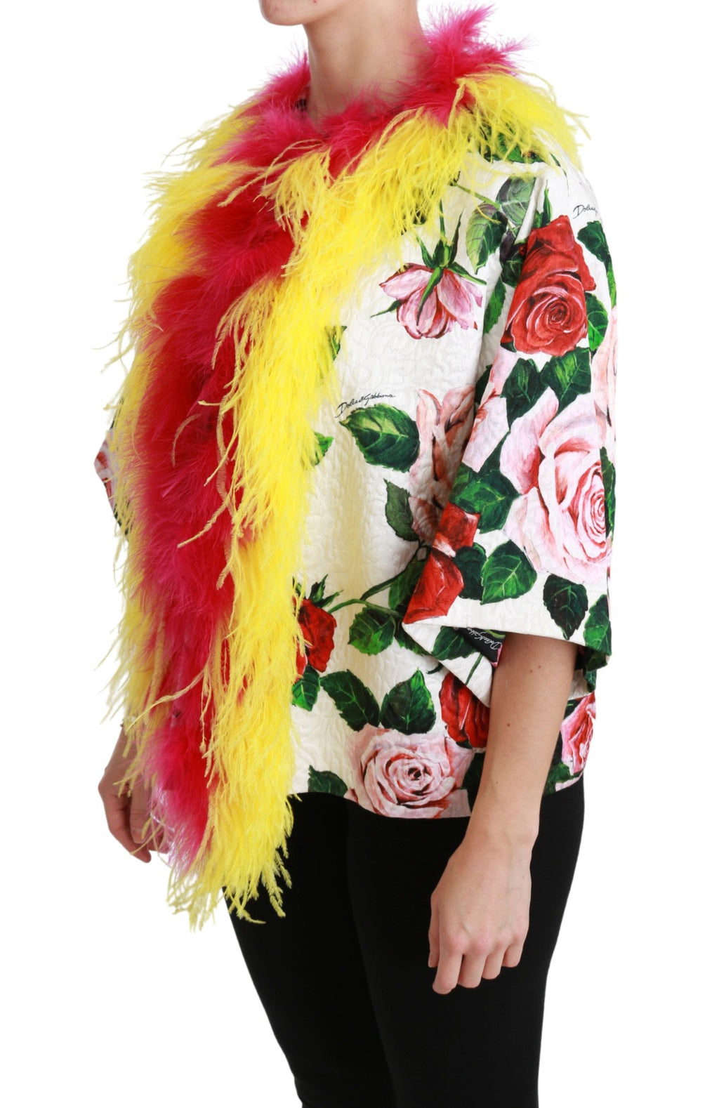 Veste Dolce & Gabbana blanche avec motif floral, capuche en fourrure et roses, style élégant et tendance.
