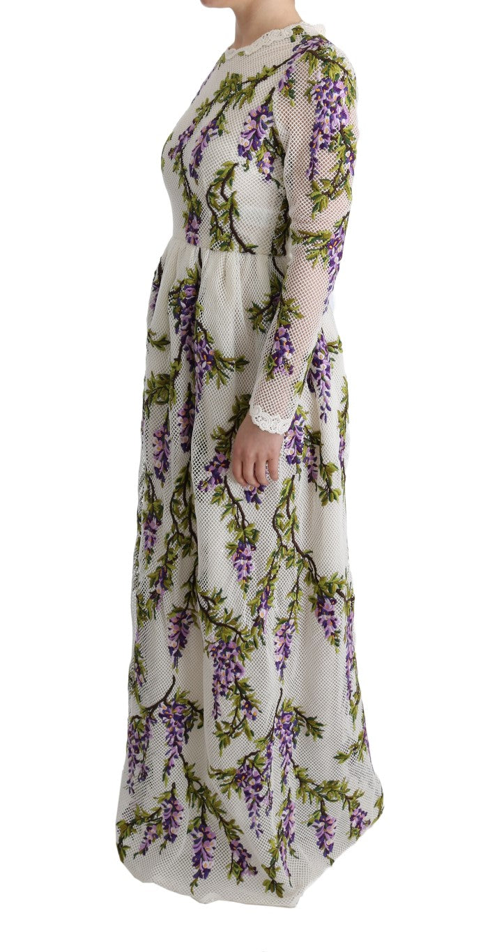 Robe longue blanche Dolce & Gabbana à broderies florales, élégante et fluide, portée avec des détails délicats en dentelle.
