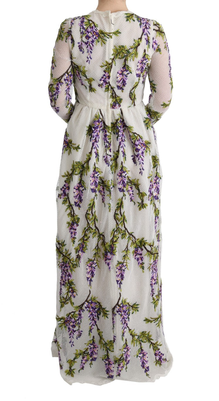 Robe longue blanche Dolce & Gabbana à broderies florales, élégante et raffinée, portée par un mannequin.