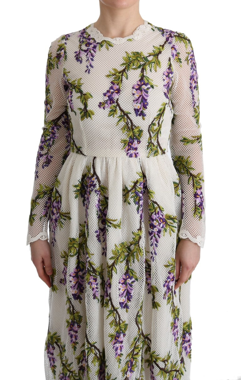 Robe longue blanche Dolce & Gabbana à broderie florale, élégante et raffinée, portée avec des détails floraux visibles.