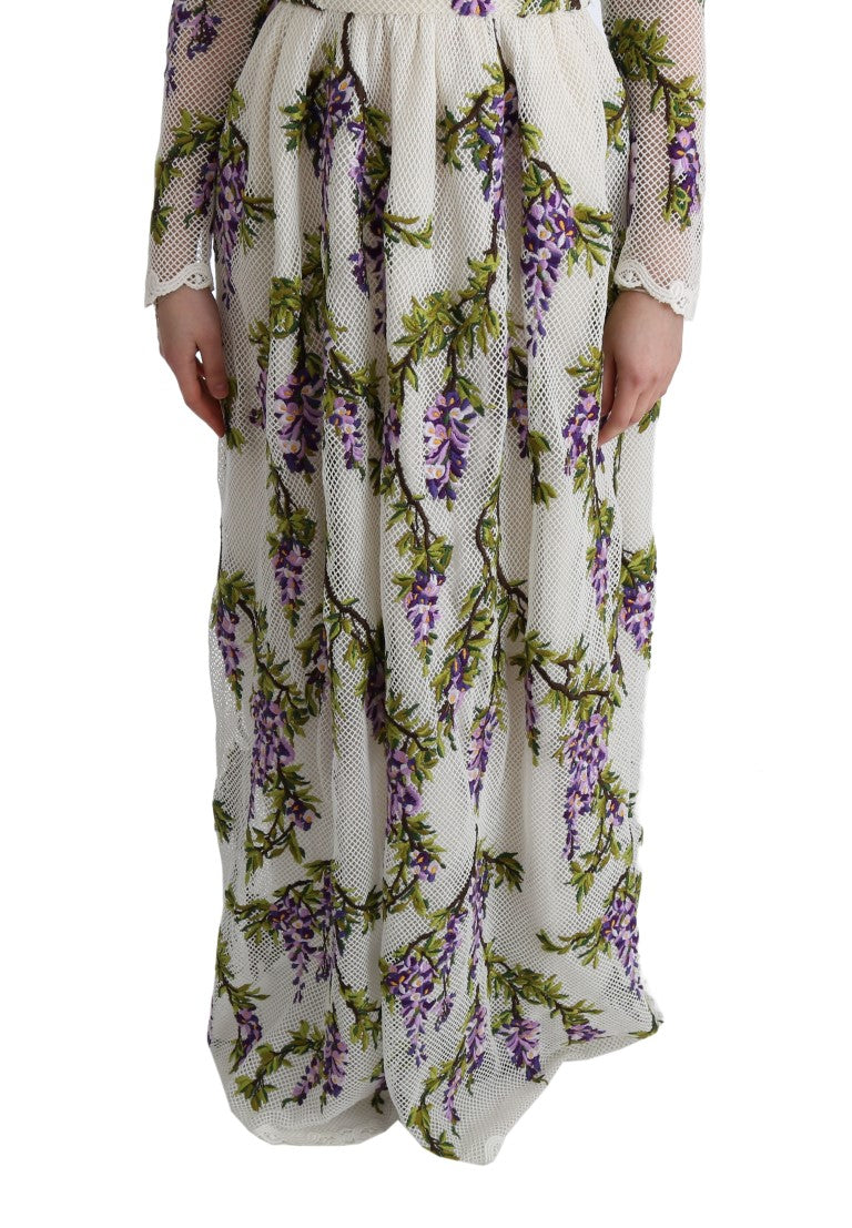 Robe longue blanche Dolce & Gabbana à broderie florale, élégante et féminine, portée avec des détails délicats et sophistiqués.