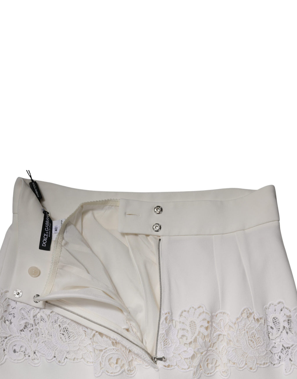 Jupe blanche Dolce & Gabbana en dentelle florale, taille haute, coupe crayon élégante, visible sur l'image.