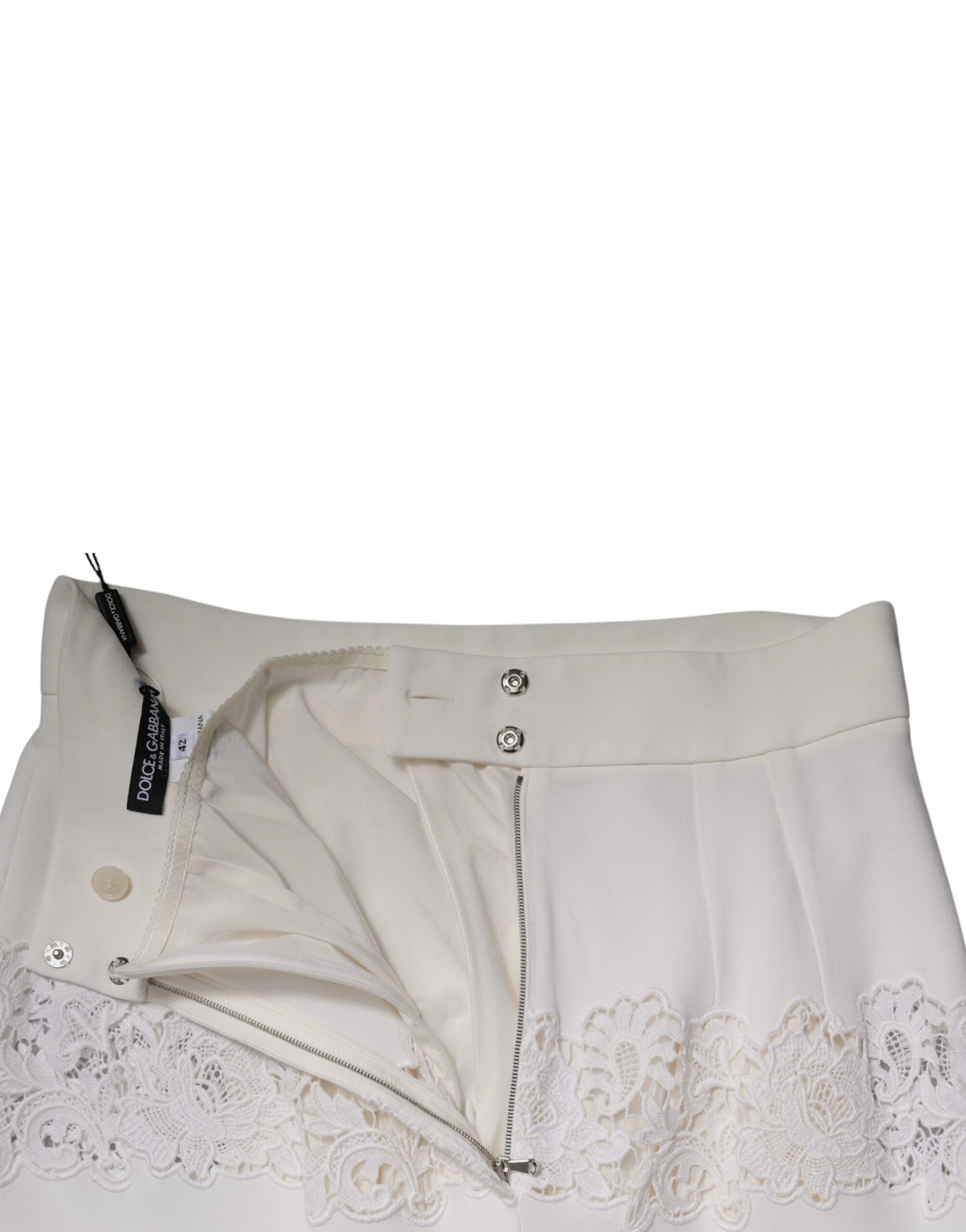 Jupe blanche Dolce & Gabbana en dentelle florale, taille haute, coupe crayon élégante, visible sur l'image.