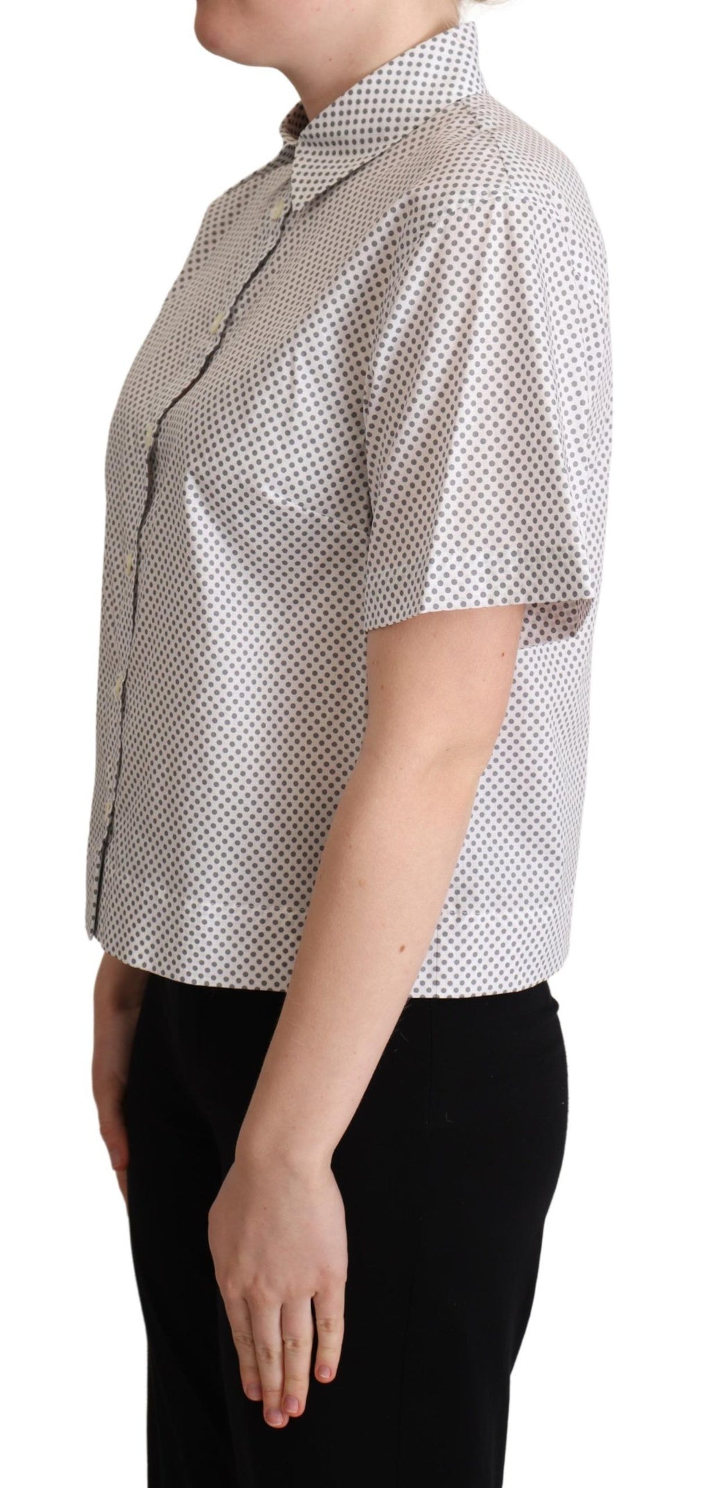 Chemise à col à pois blancs et gris de Dolce & Gabbana, boutonnière élégante, tissu léger et design sophistiqué.