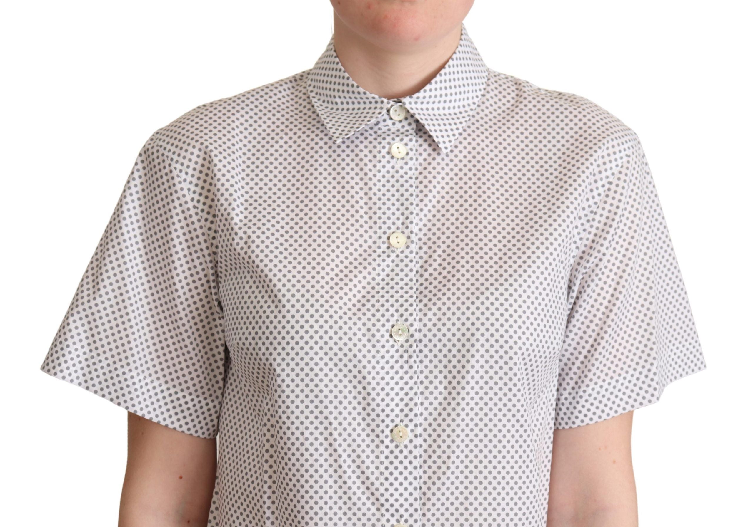 Chemise à col à pois blancs et gris de Dolce & Gabbana, boutonnière élégante, tissu léger et style chic.