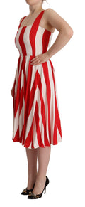 Robe longue Dolce & Gabbana blanche et rouge, coupe évasée et stretch, style shift et ligne A, pour femme.