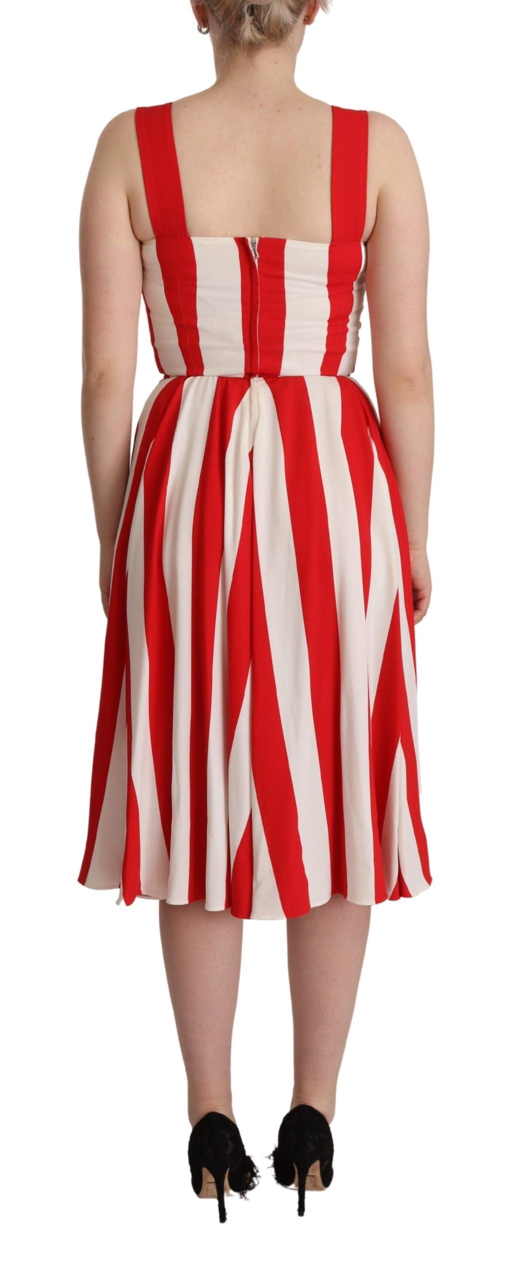 Robe blanche et rouge Dolce & Gabbana, robe droite évasée en tissu stretch, élégante et sophistiquée.
