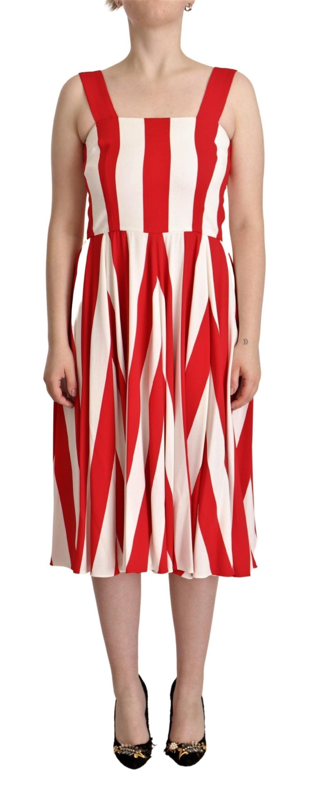 Robe blanche et rouge Dolce & Gabbana, robe droite évasée en tissu stretch, élégante et sophistiquée.