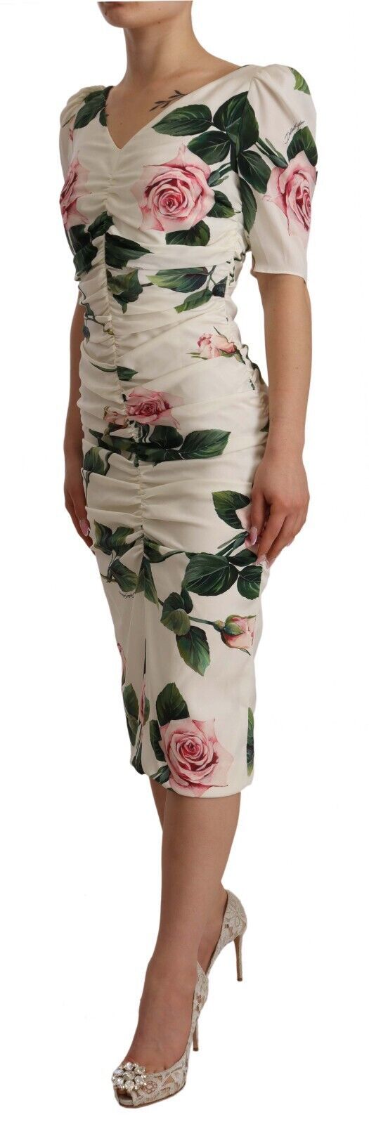 Robe plissée en soie stretch blanche à imprimé roses Dolce & Gabbana, élégante et sophistiquée, vue de face.