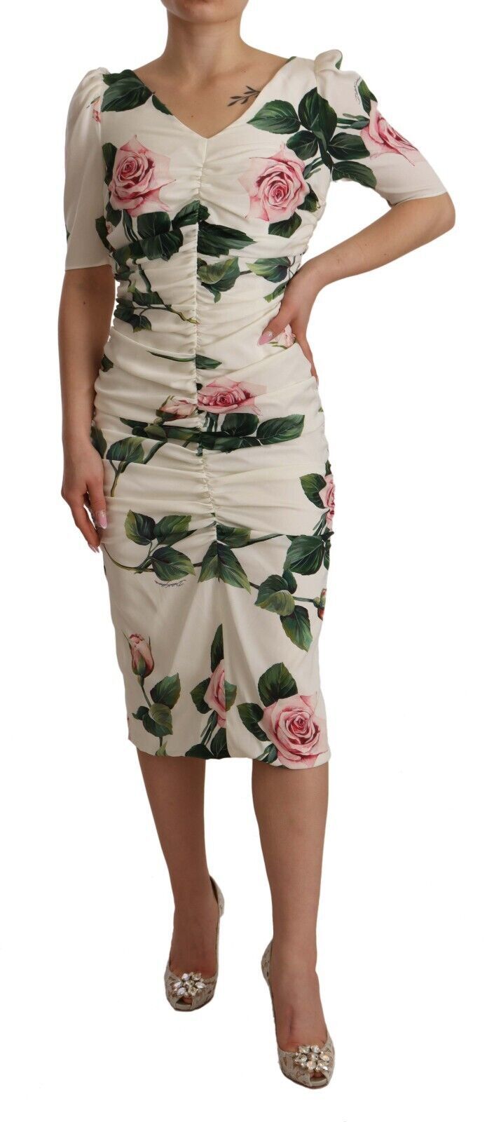 Robe plissée en soie stretch blanche avec imprimé roses Dolce & Gabbana, élégante et sophistiquée.