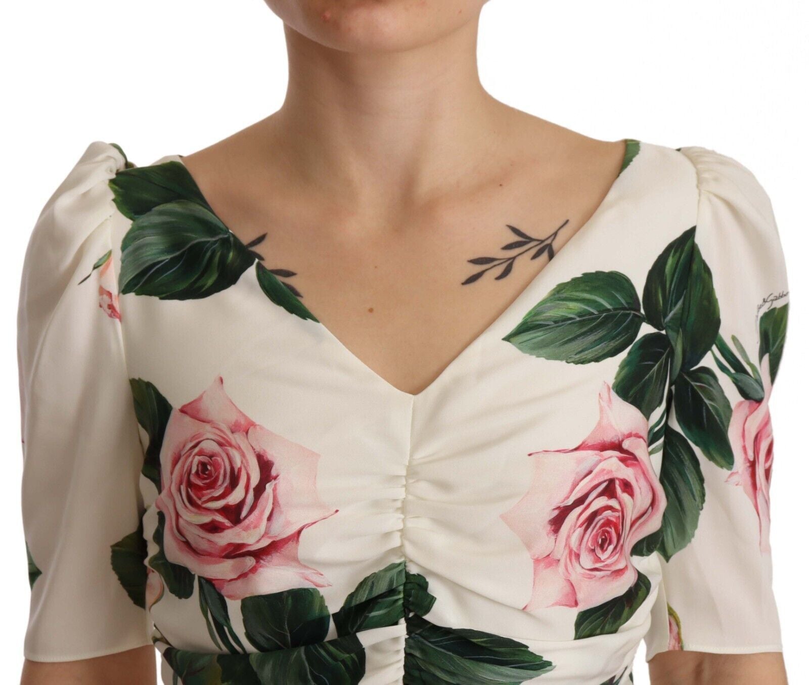 Robe plissée en soie stretch blanche à imprimé roses Dolce & Gabbana, élégante et sophistiquée.