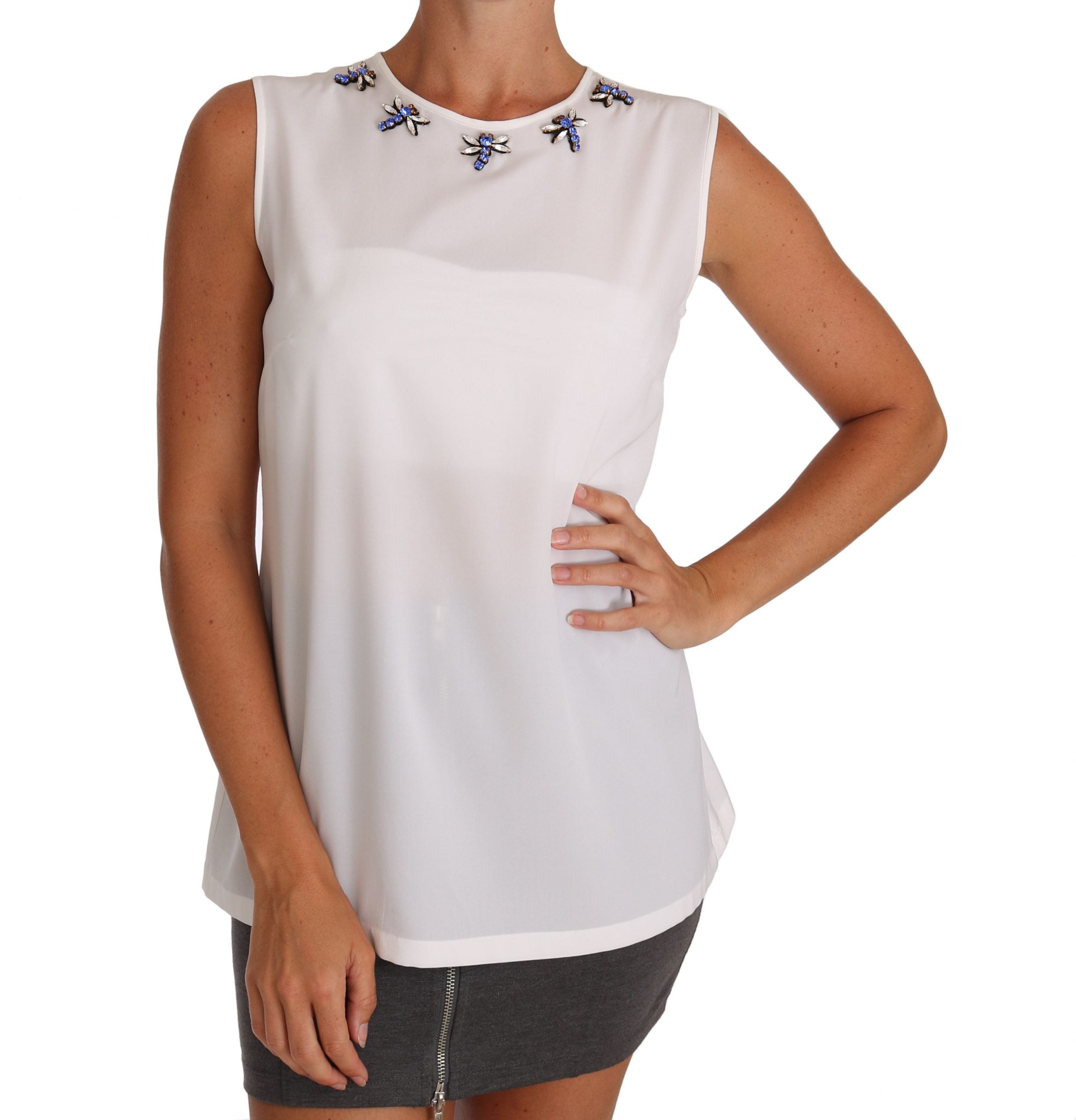 T-shirt blanc en soie Dolce & Gabbana avec embellissements de cristaux, style décontracté et élégant.