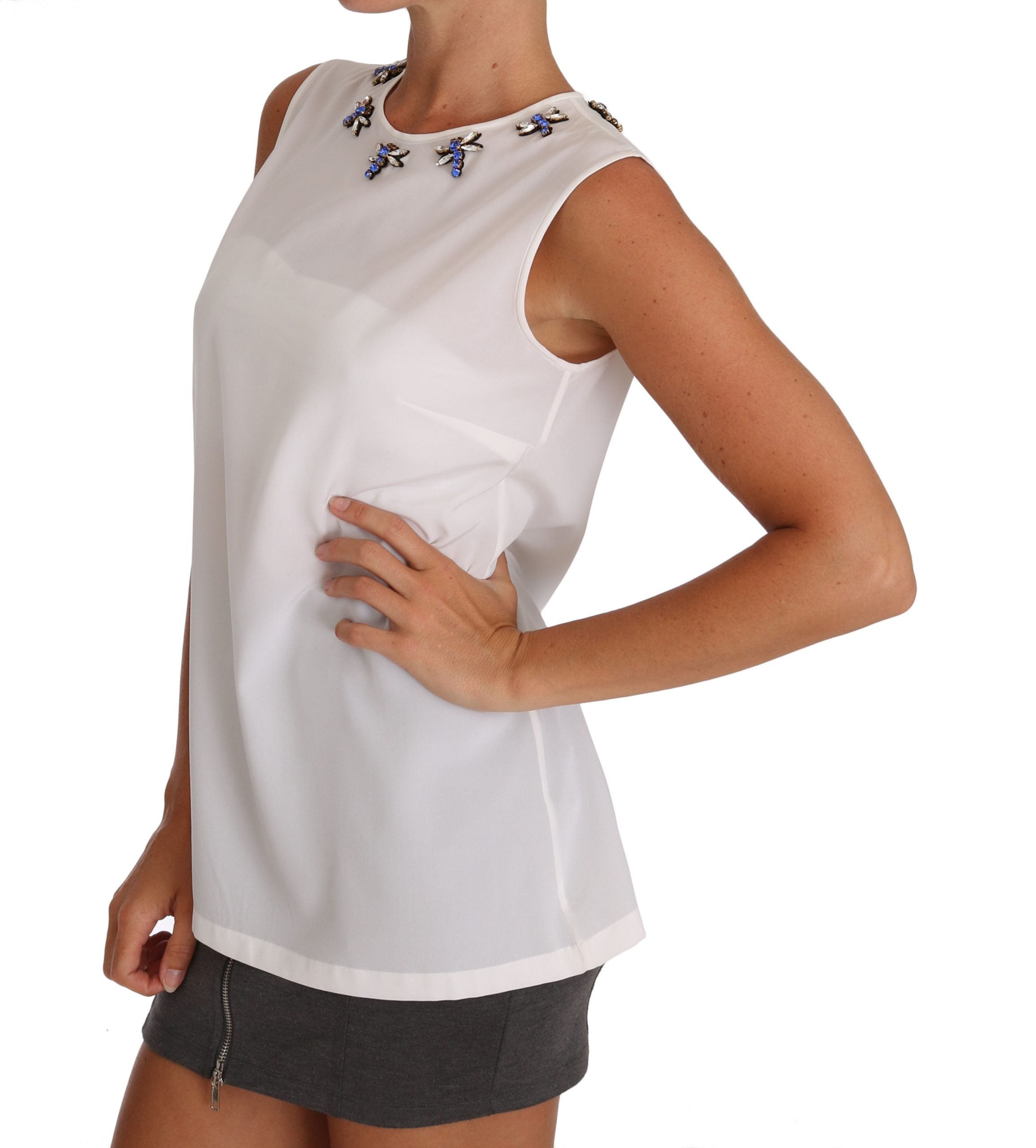 T-shirt blanc en soie Dolce & Gabbana avec cristaux ornés, style décontracté et élégant, visible sur le produit.