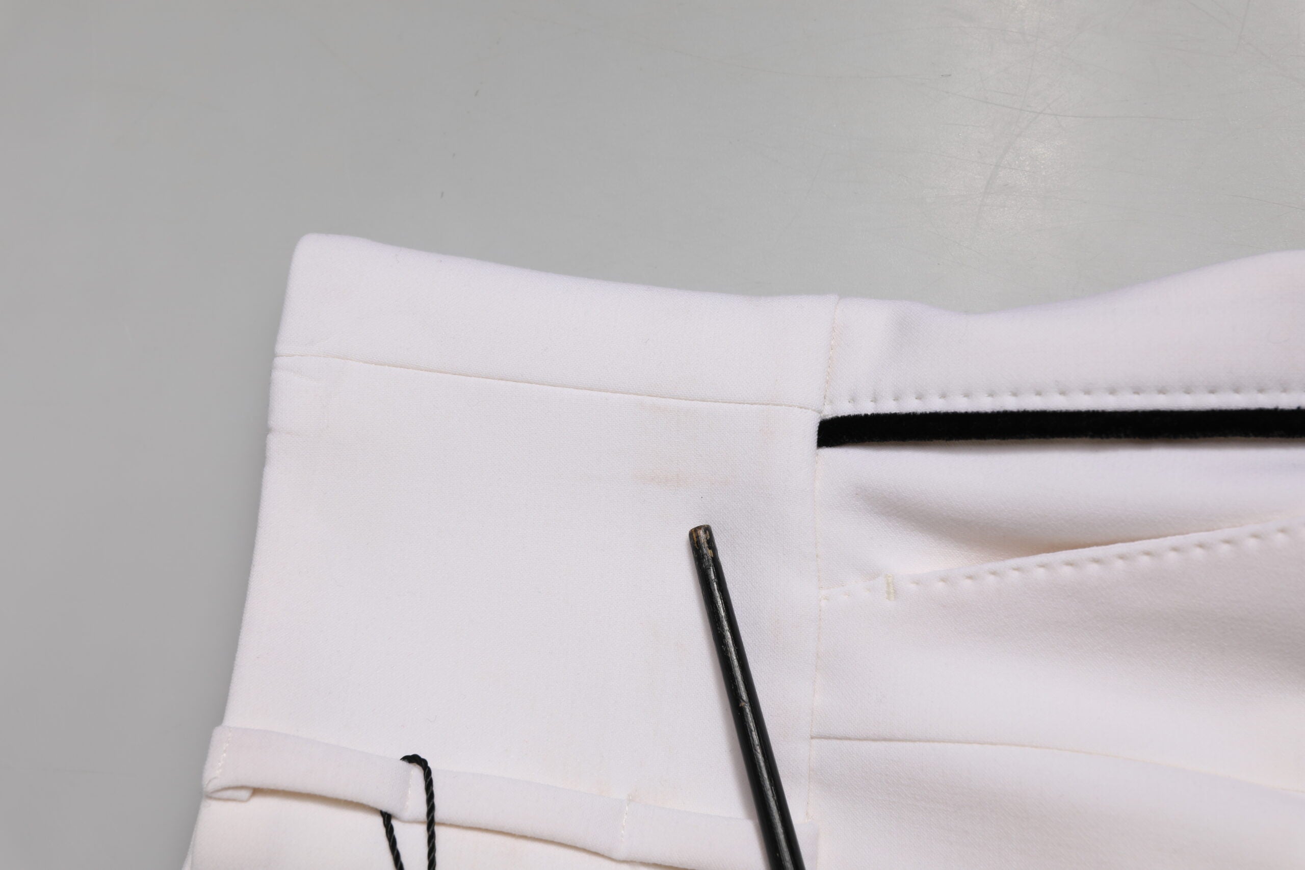 Pantalon blanc en laine Dolce & Gabbana, taille haute et coupe tapered, vue de face sur un fond neutre.