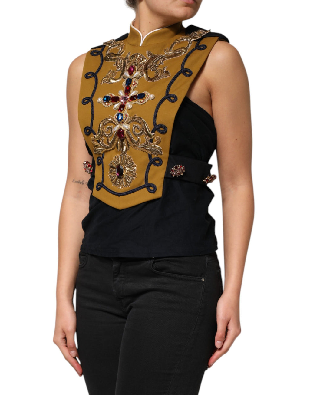 Veste crop jaune Dolce & Gabbana avec croix en cristal, style runway, mode élégante et tendance.