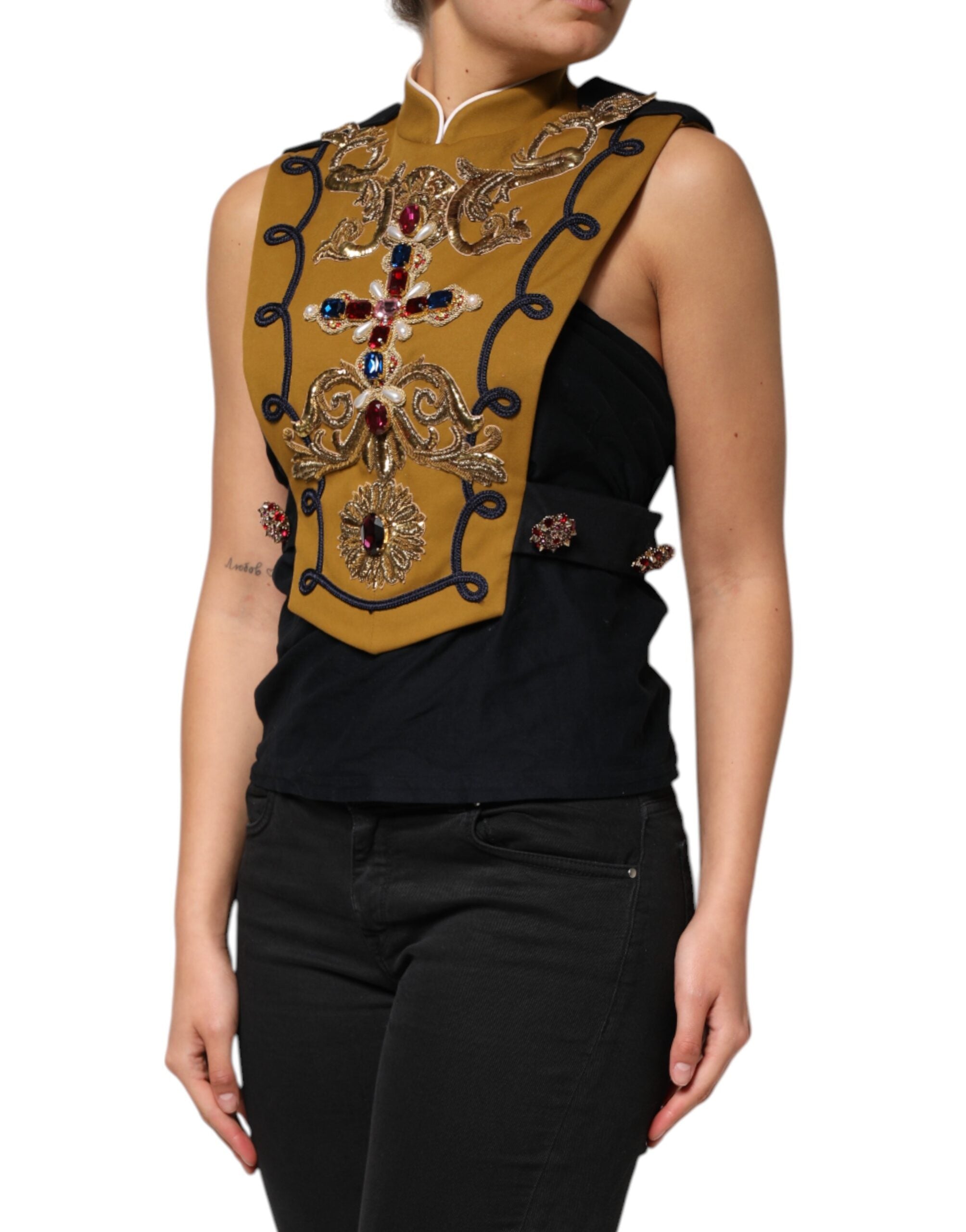 Veste crop jaune Dolce & Gabbana avec croix en cristal, style runway, mode élégante et tendance.