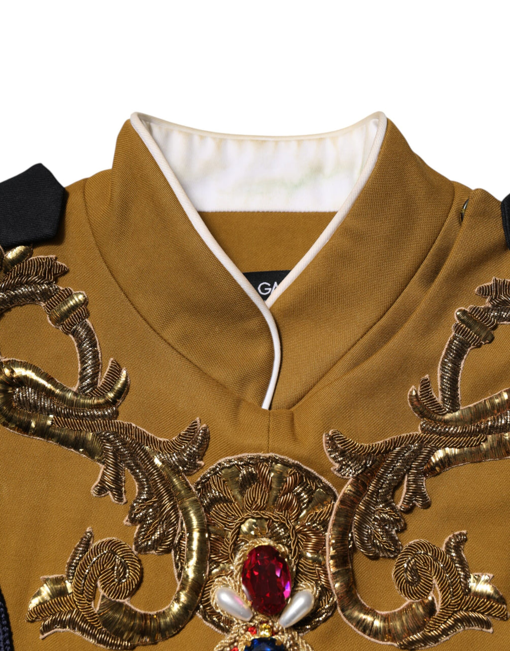 Veste sans manches Dolce & Gabbana avec croix en cristal jaune, vêtement de mode de la collection runway.