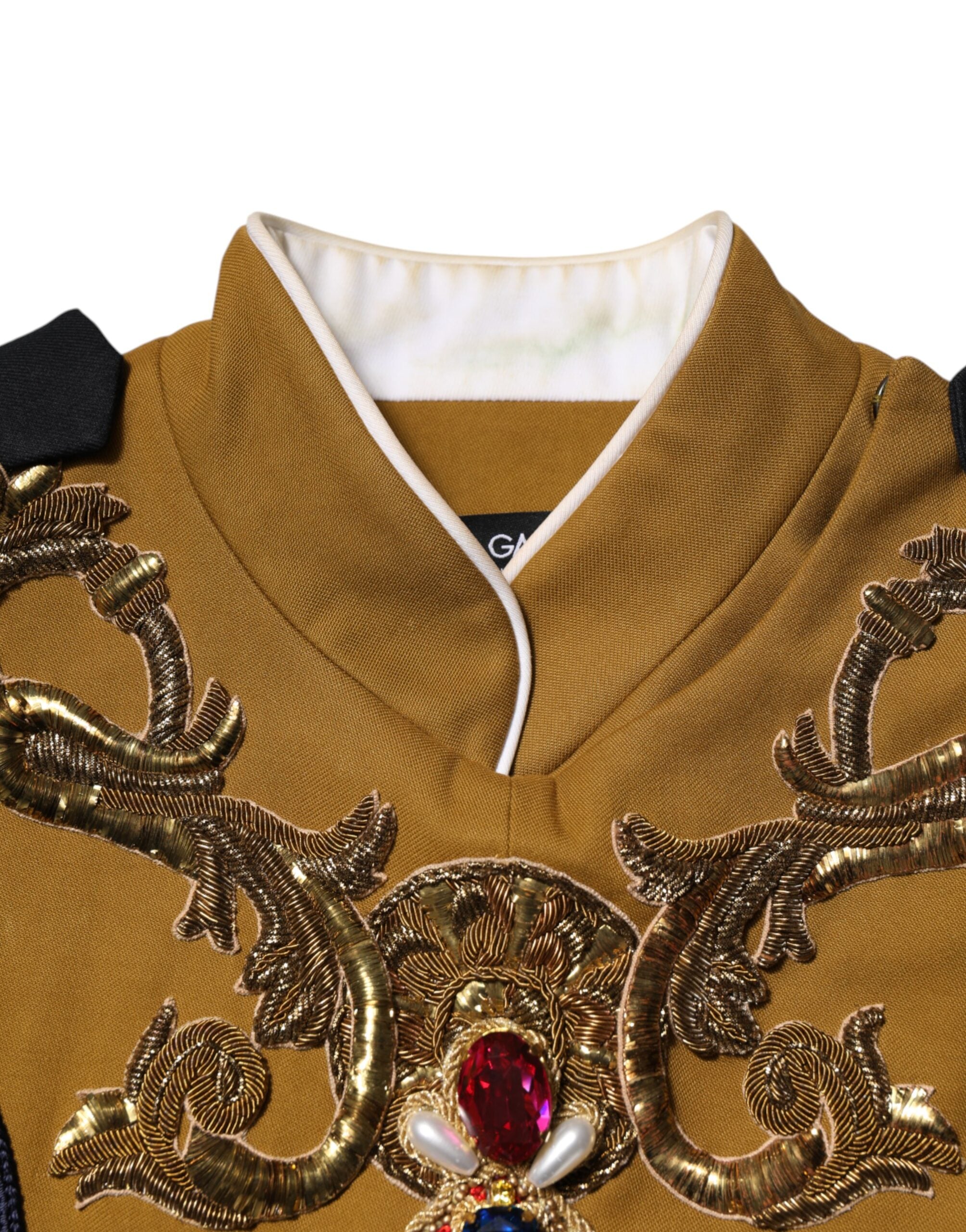 Veste sans manches Dolce & Gabbana avec croix en cristal jaune, vêtement de mode de la collection runway.