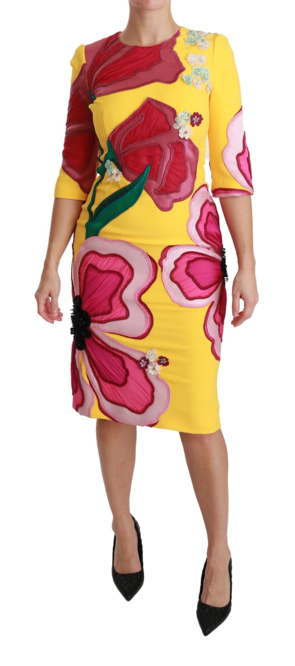 Robe moulante Dolce & Gabbana jaune à fleurs avec cristaux, élégante robe de soirée en tissu fluide et détails floraux.