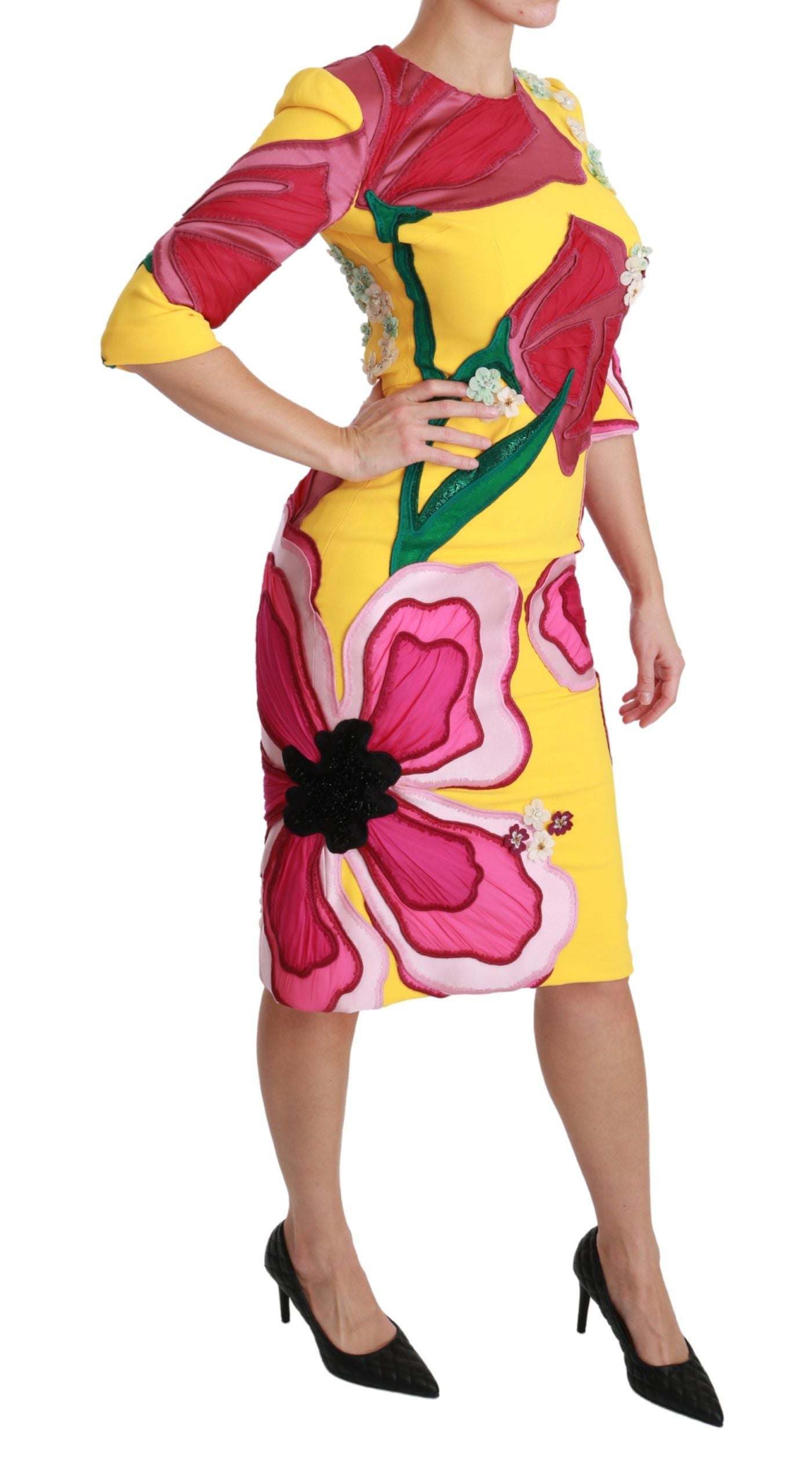 Robe moulante jaune à fleurs et cristaux de Dolce & Gabbana, ajustée, avec décolleté en V et détails floraux élégants.
