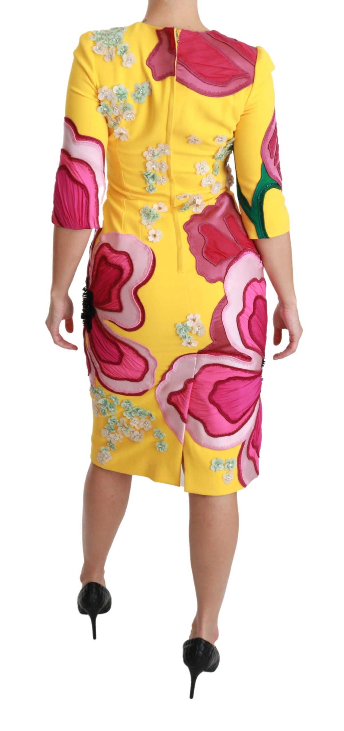 Robe moulante jaune à fleurs Dolce & Gabbana avec cristaux, silhouette élégante et détails floraux visibles sur la photo.