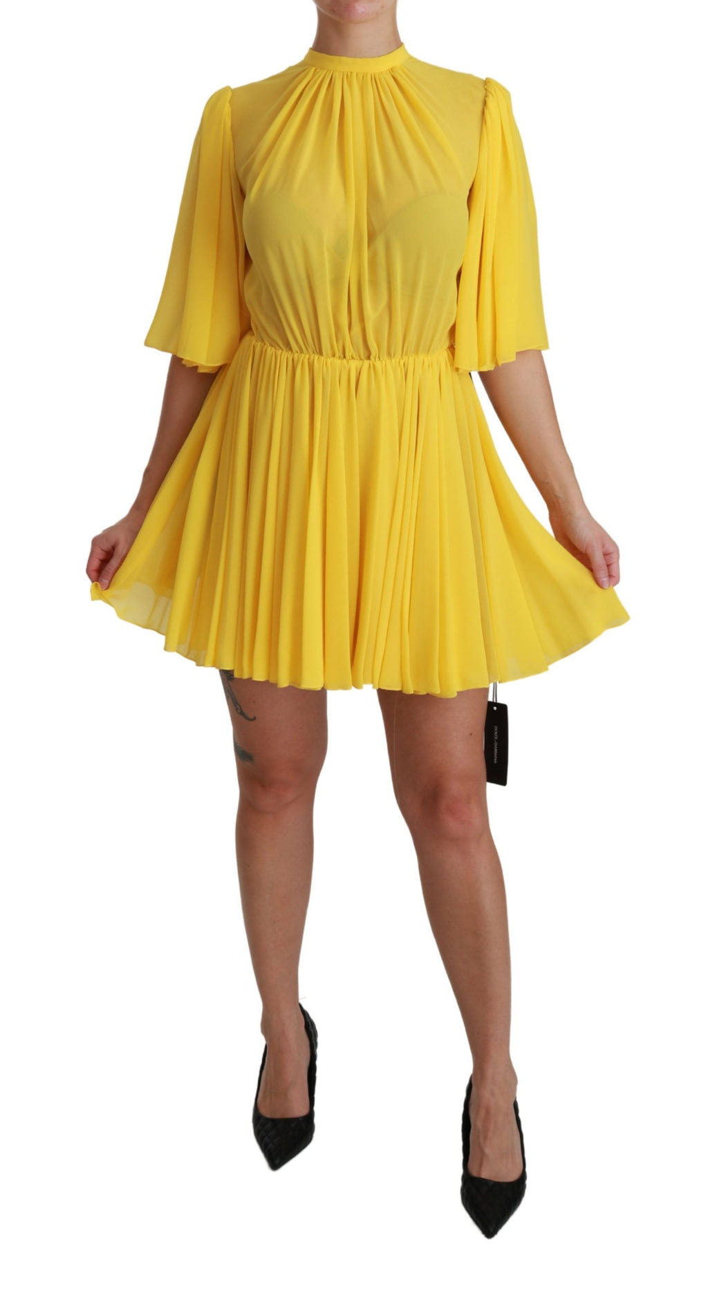 Robe courte plissée jaune en soie de marque Dolce & Gabbana, silhouette évasée et élégante.