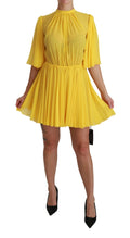 Robe courte plissée jaune en soie de marque Dolce & Gabbana, silhouette évasée et élégante.