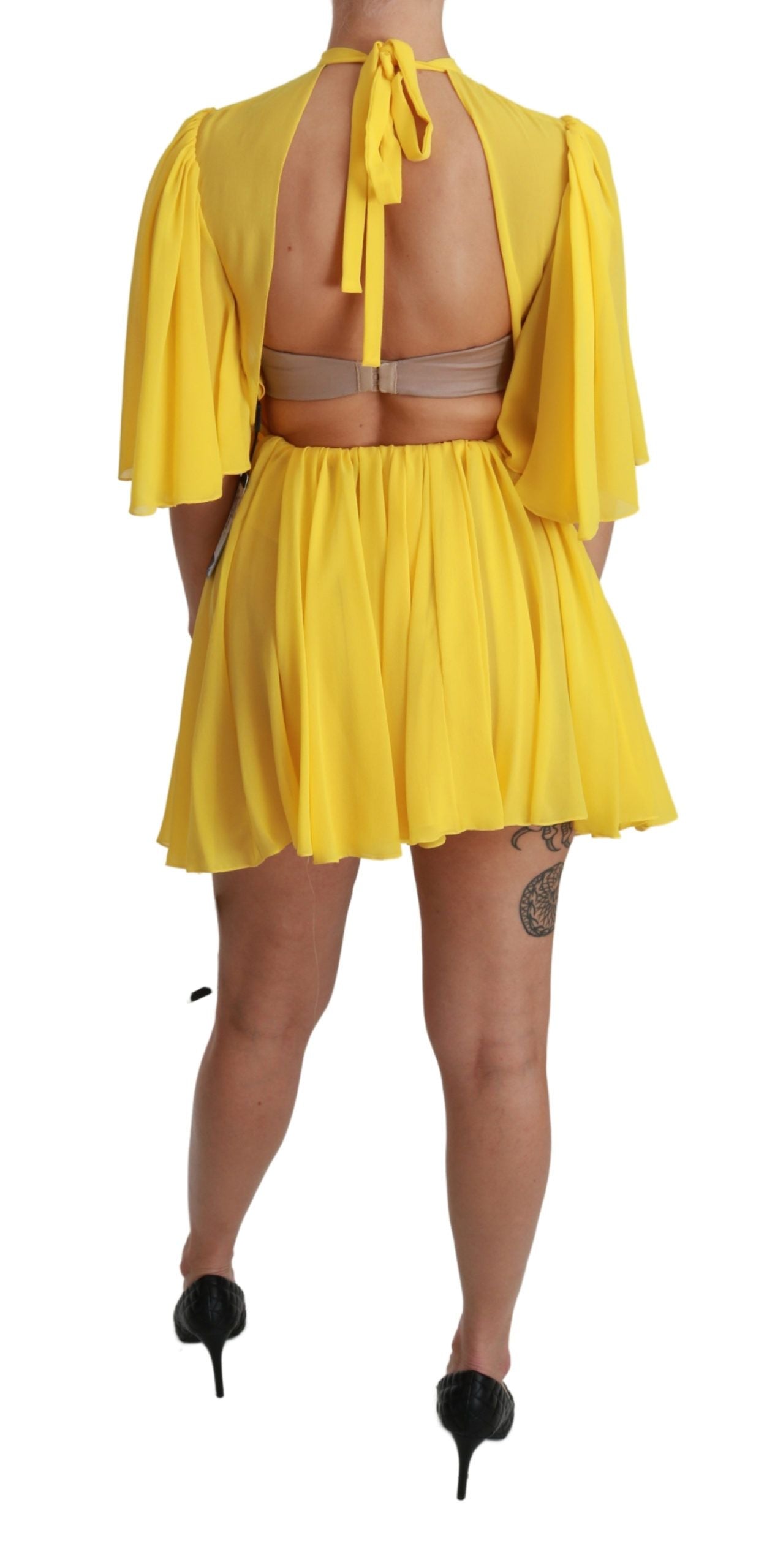 Robe courte plissée A-line jaune en soie à 100% de la marque Dolce & Gabbana, vue de face.