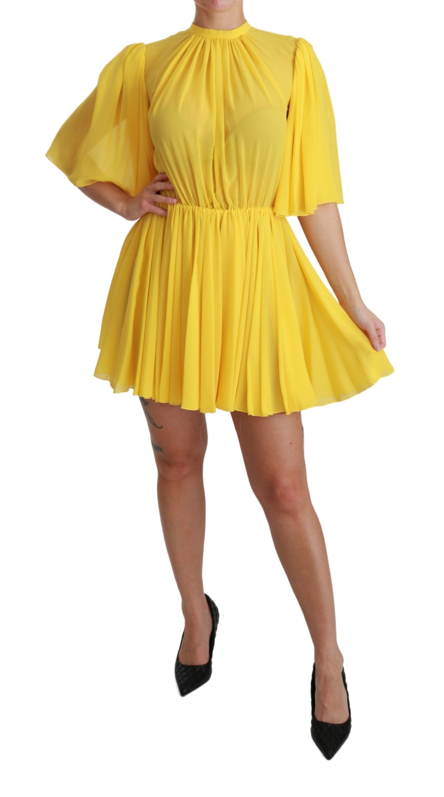 Robe courte plissée jaune en soie 100 % Dolce & Gabbana, style évasé et élégante, visible en détail dans l'image.