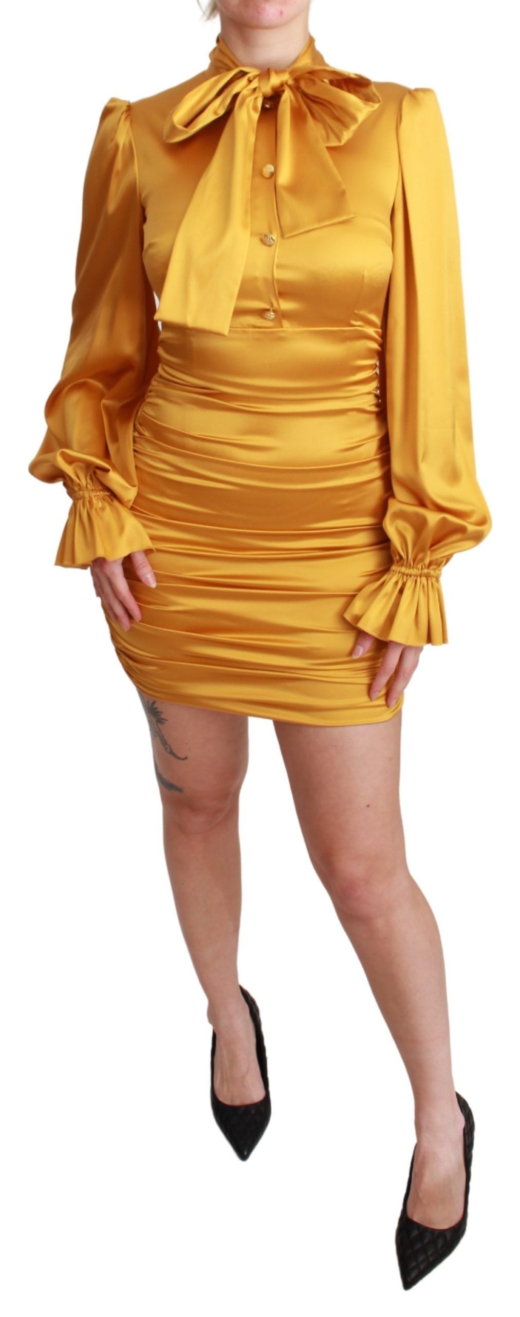 Robe courte Dolce & Gabbana en soie jaune, coupe ajustée et moulante, style bodycon, portée élégante.