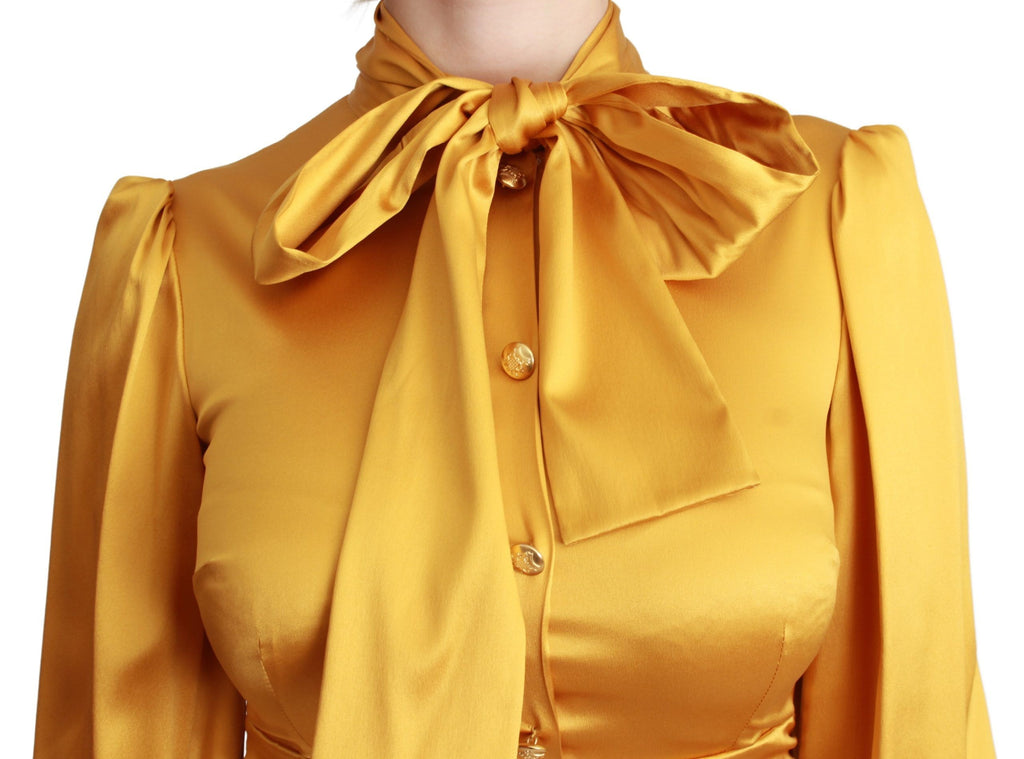 Robe courte dorée en soie stretch Dolce & Gabbana, robe moulante et élégante, portée sur un mannequin.