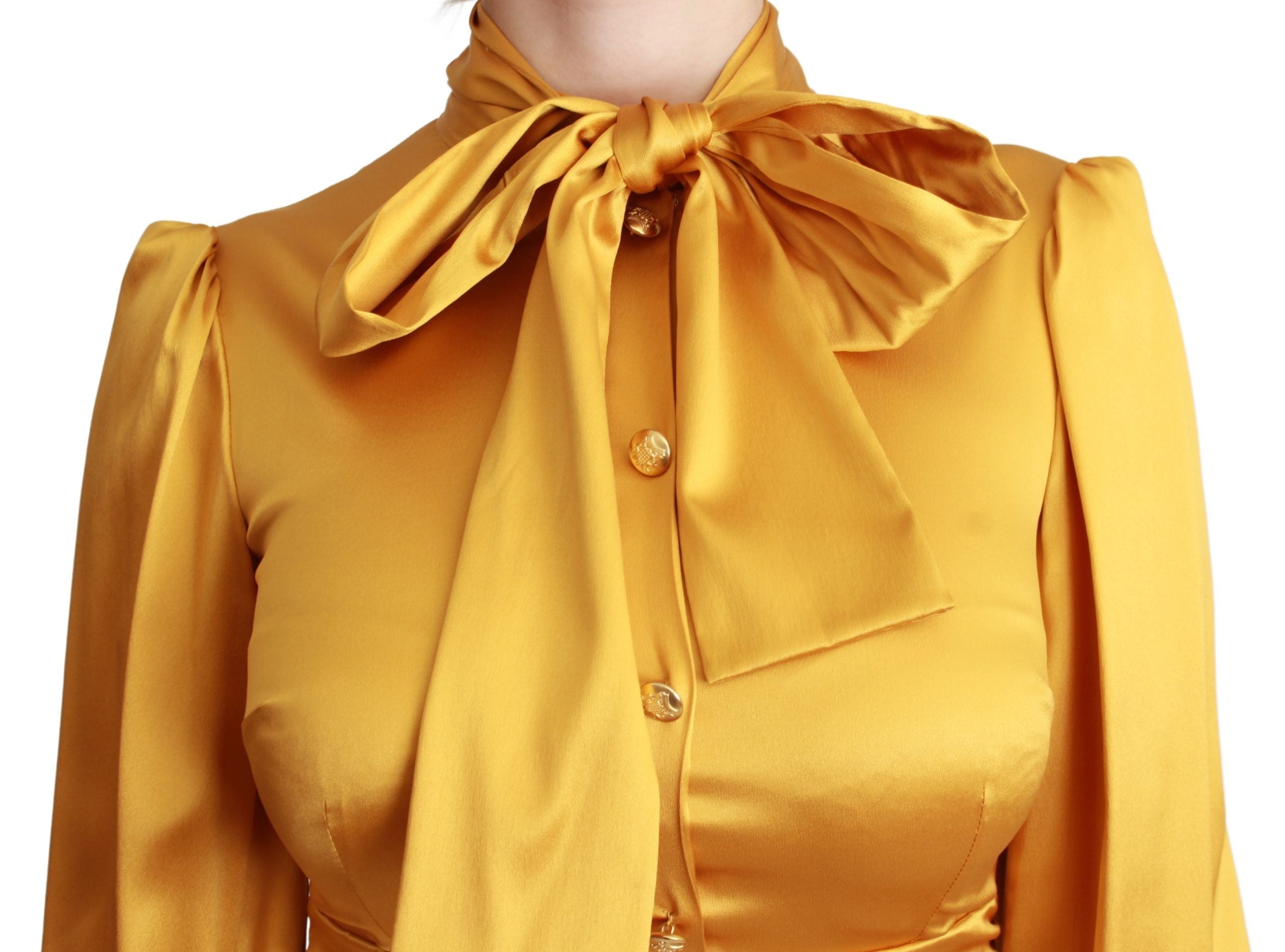 Robe courte dorée en soie stretch Dolce & Gabbana, robe moulante et élégante, portée sur un mannequin.