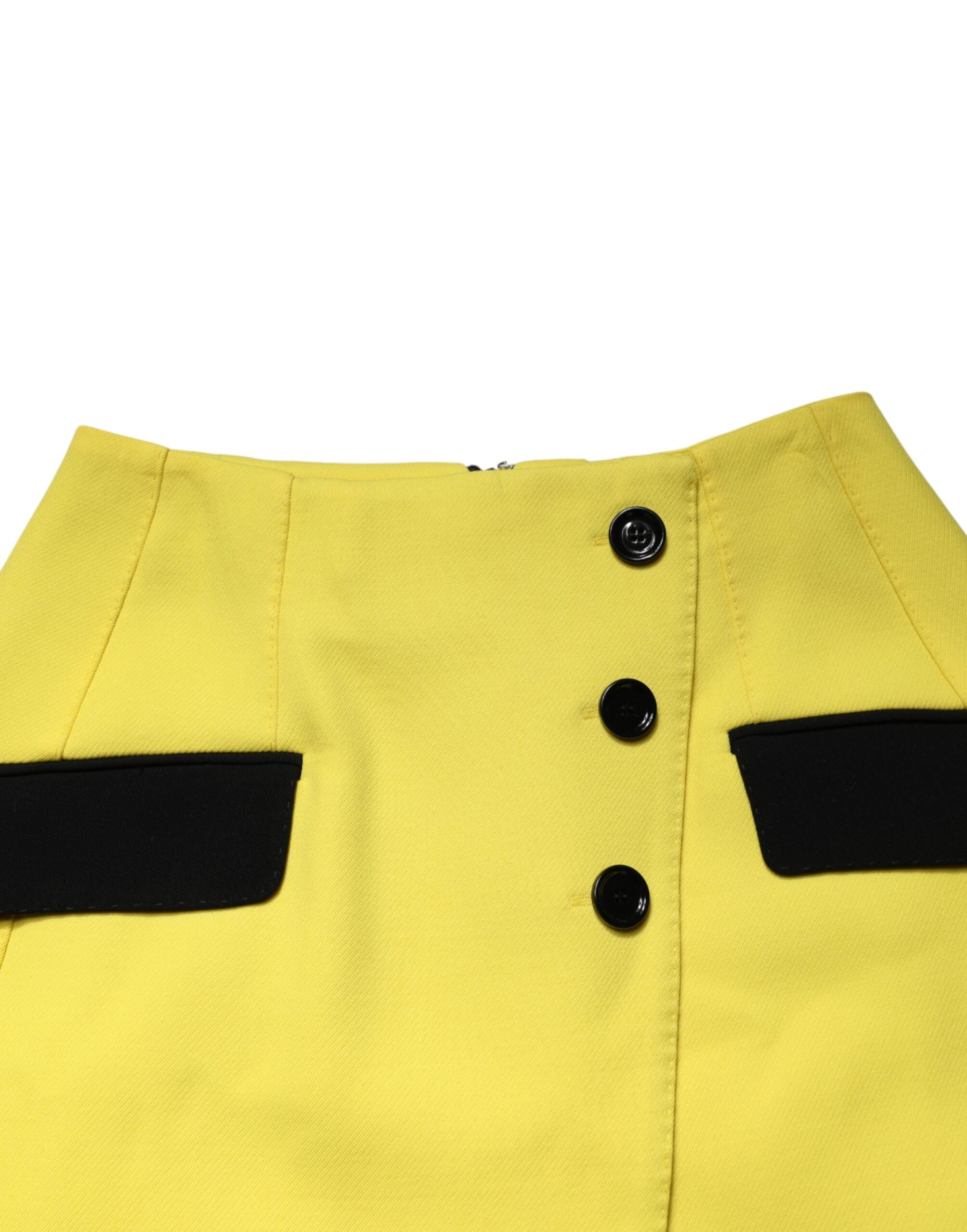 Jupe courte en laine jaune Dolce & Gabbana à taille haute avec boutons, mode élégante et moderne.