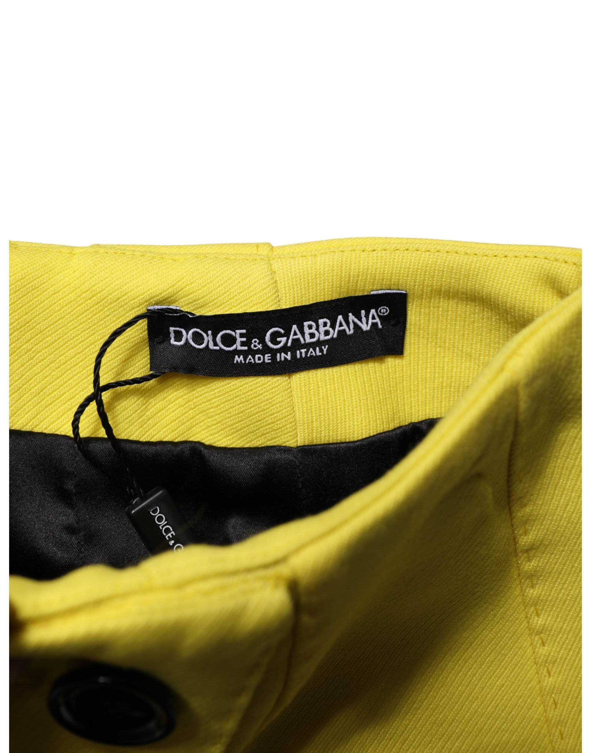 Jupe courte en laine jaune à boutons haute taille de Dolce & Gabbana, vue de face sur un fond blanc