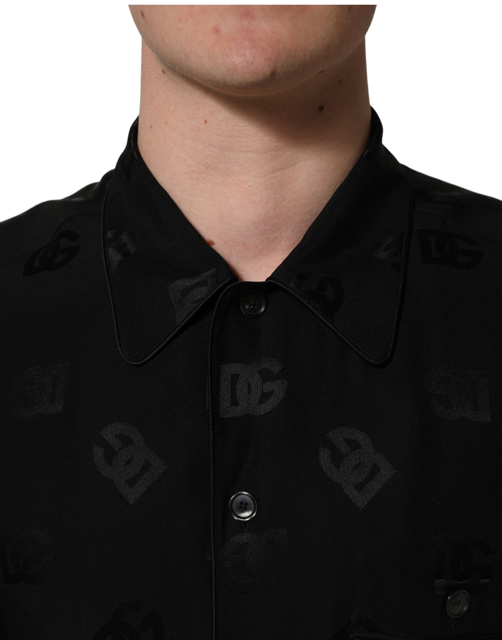 Chemise homme Dolce & Gabbana à manches courtes noire avec logo monogramme, design élégant et moderne.