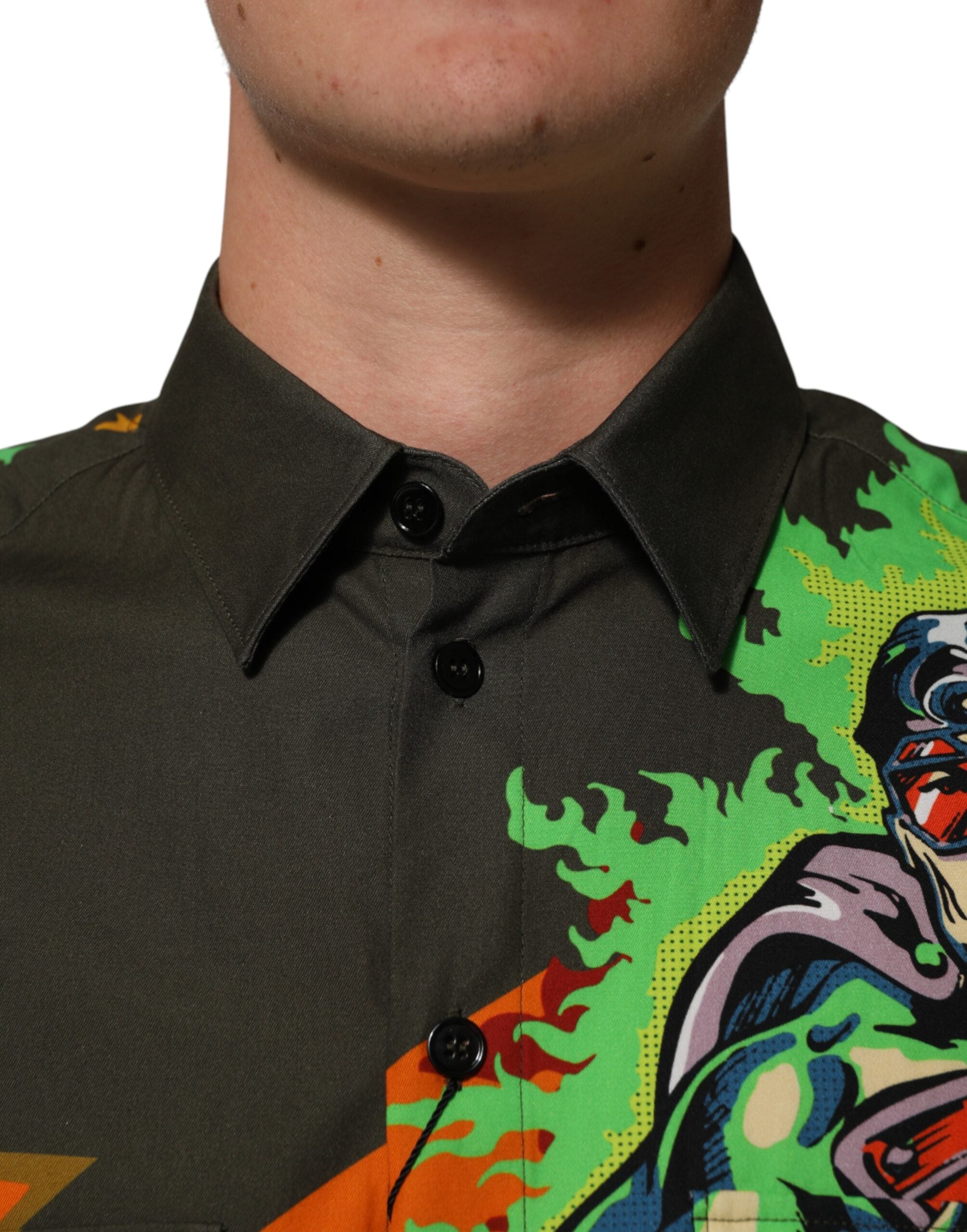 Chemise pour homme Dolce & Gabbana vert avec imprimé héros super, boutonnière et style élégant visible sur l'image.