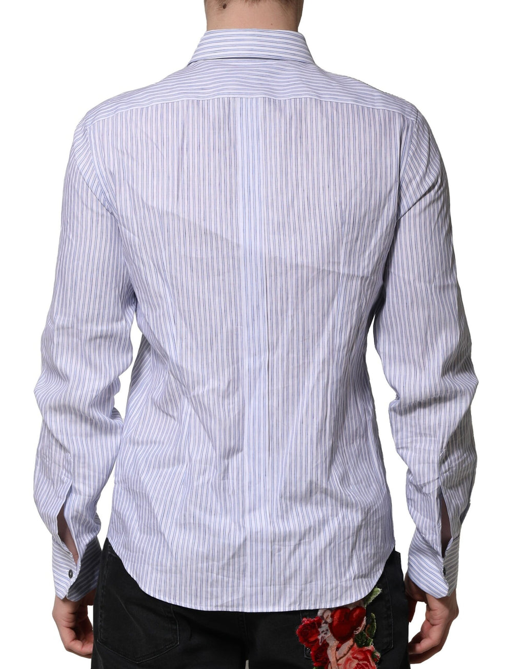 Chemise formelle Dolce & Gabbana en coton blanc à rayures bleues, élégante et classique, portée comme une robe ou une chemise.
