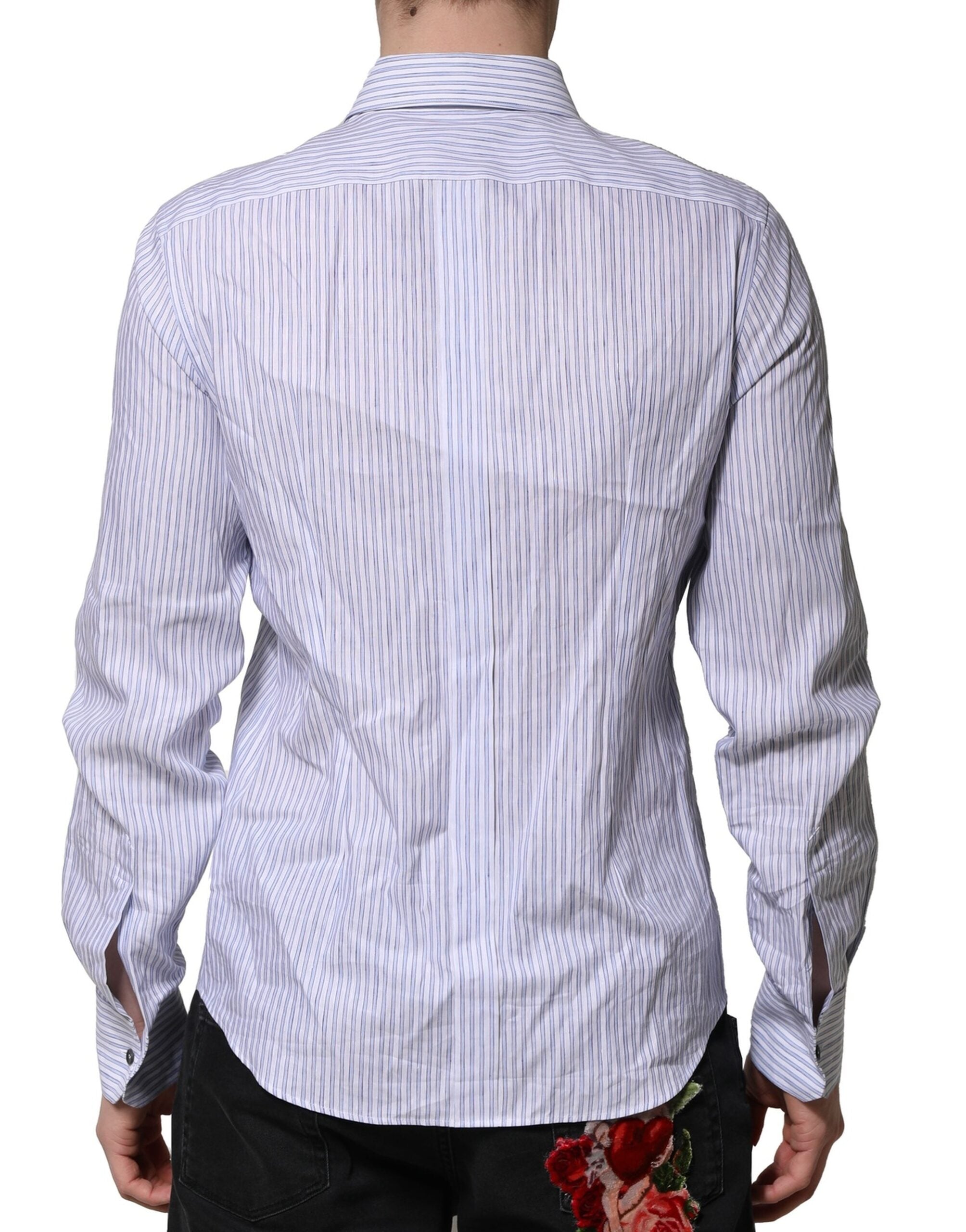 Chemise formelle Dolce & Gabbana en coton blanc à rayures bleues, élégante et classique, portée comme une robe ou une chemise.
