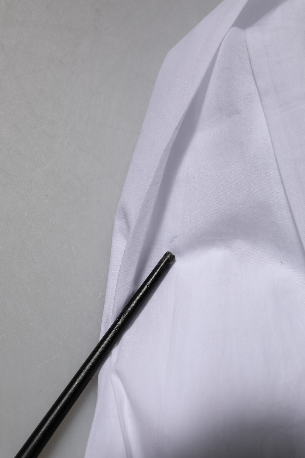 Chemise blanche en coton Dolce & Gabbana à manches longues, style formel avec détails dorés visibles sur l'image.