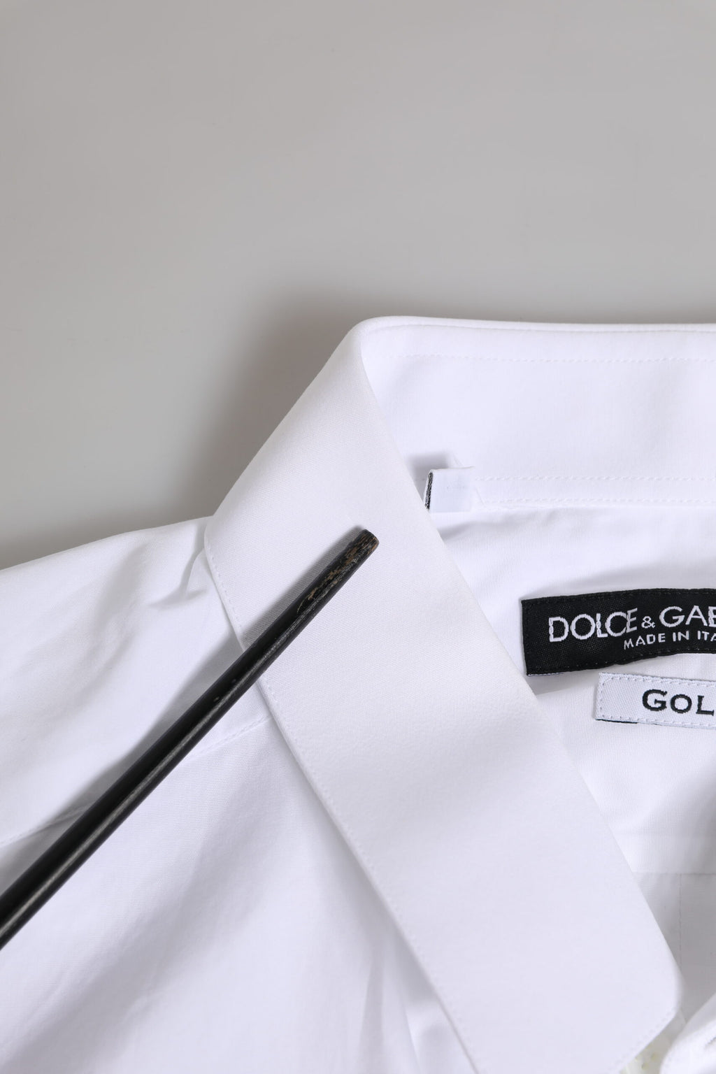 Chemise homme Dolce & Gabbana blanche en coton à manches longues, élégante et formelle avec détails dorés.