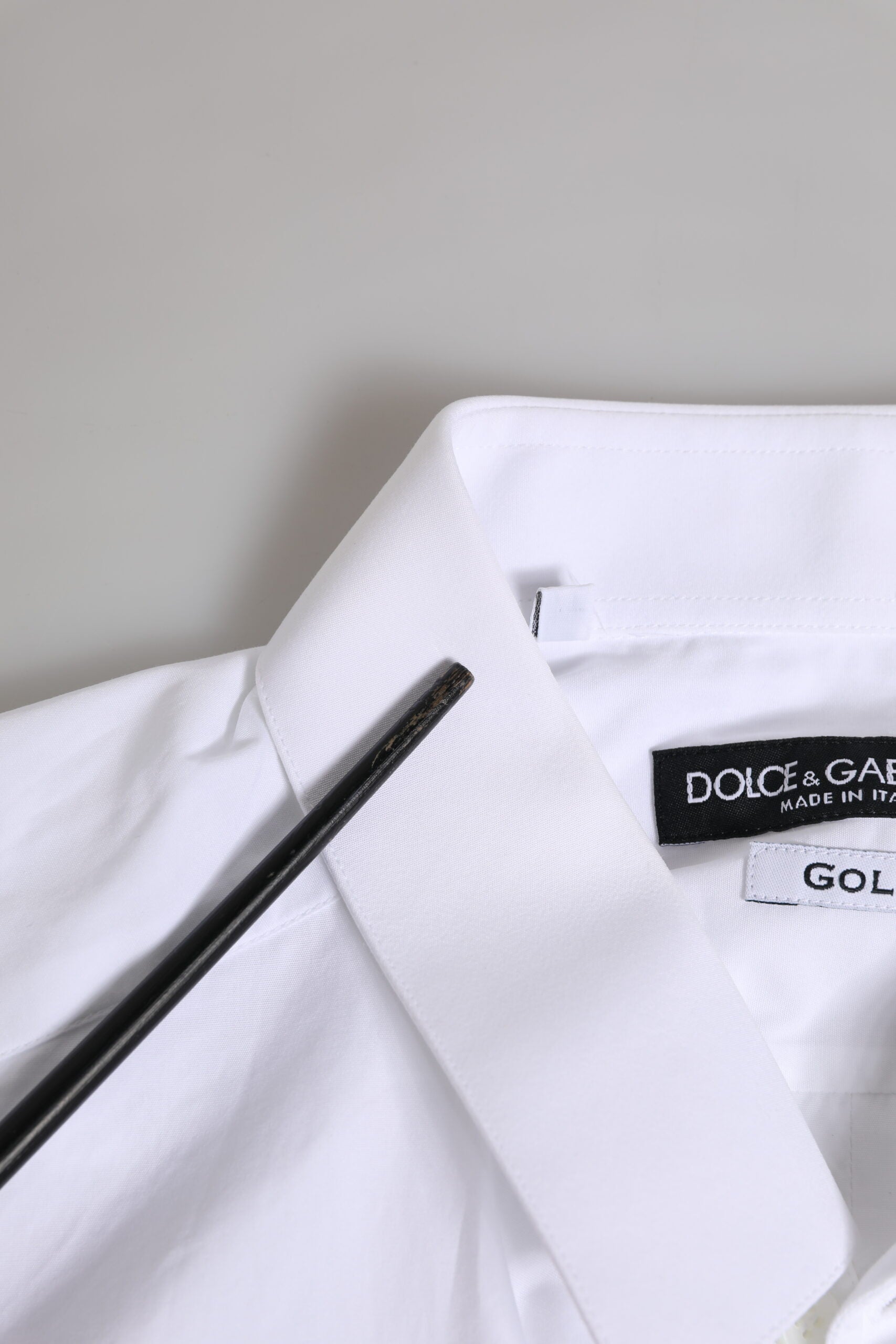 Chemise homme Dolce & Gabbana blanche en coton à manches longues, élégante et formelle avec détails dorés.