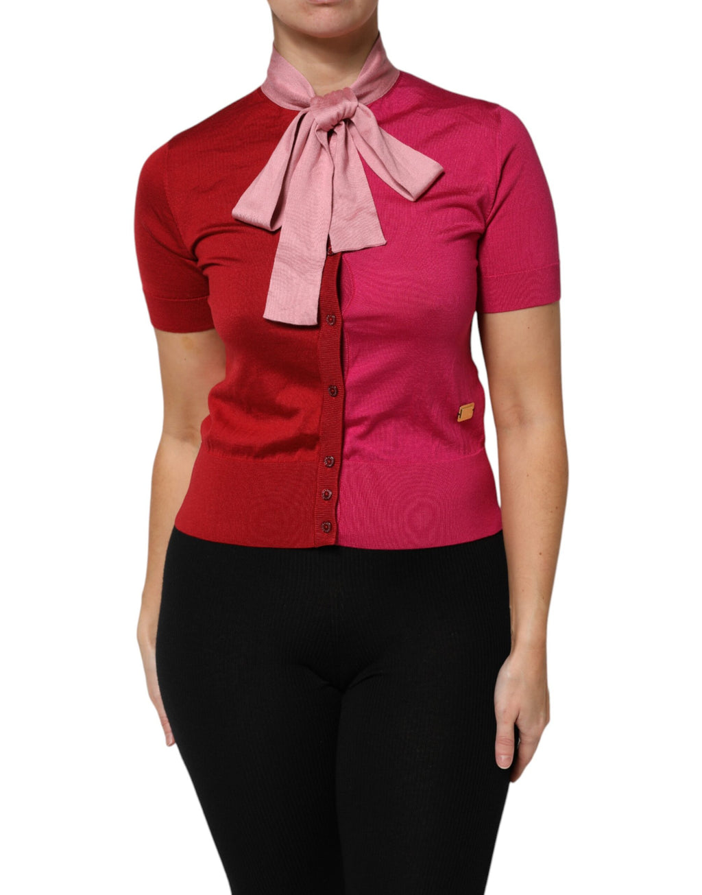 Chemise Dolce & Gabbana rose à manches courtes avec col ascot boutonné, en tissu léger et élégant.