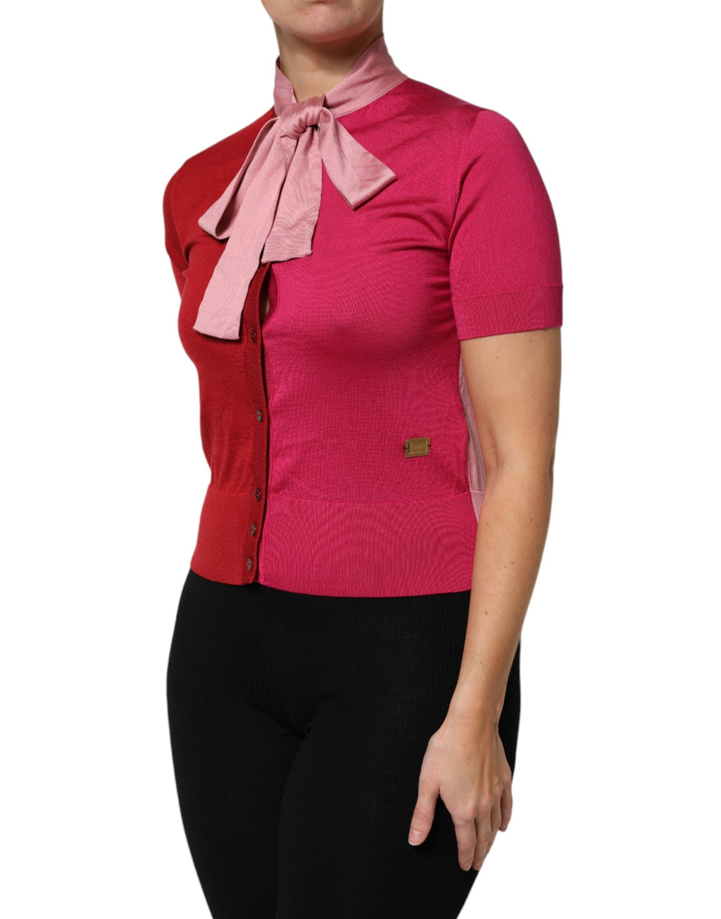 T-shirt rose à manches courtes et col ascot boutonné de Dolce & Gabbana, style élégant et moderne.