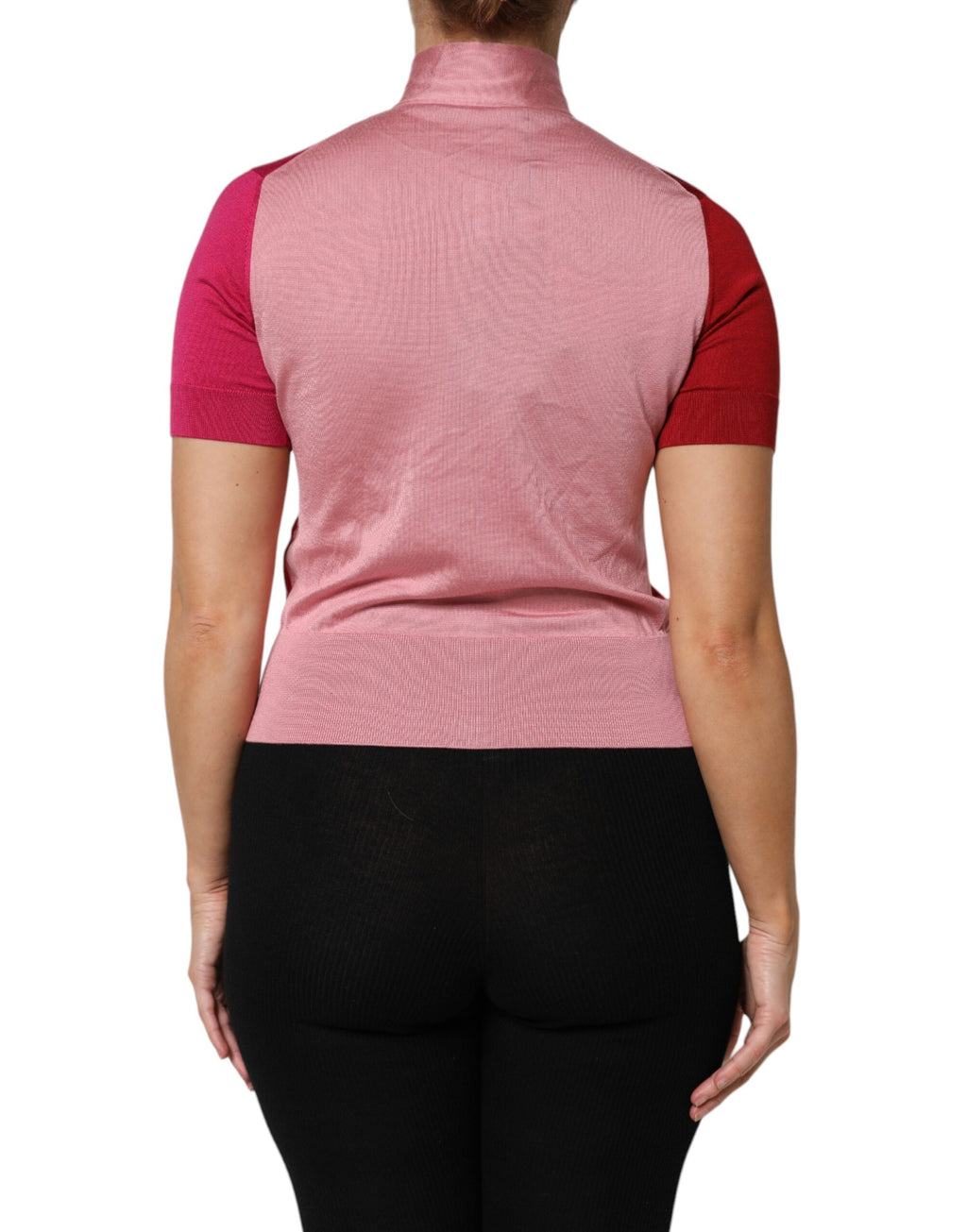 Haut à manches courtes rose de Dolce & Gabbana avec col ascot à boutons, tissu léger et style élégant.