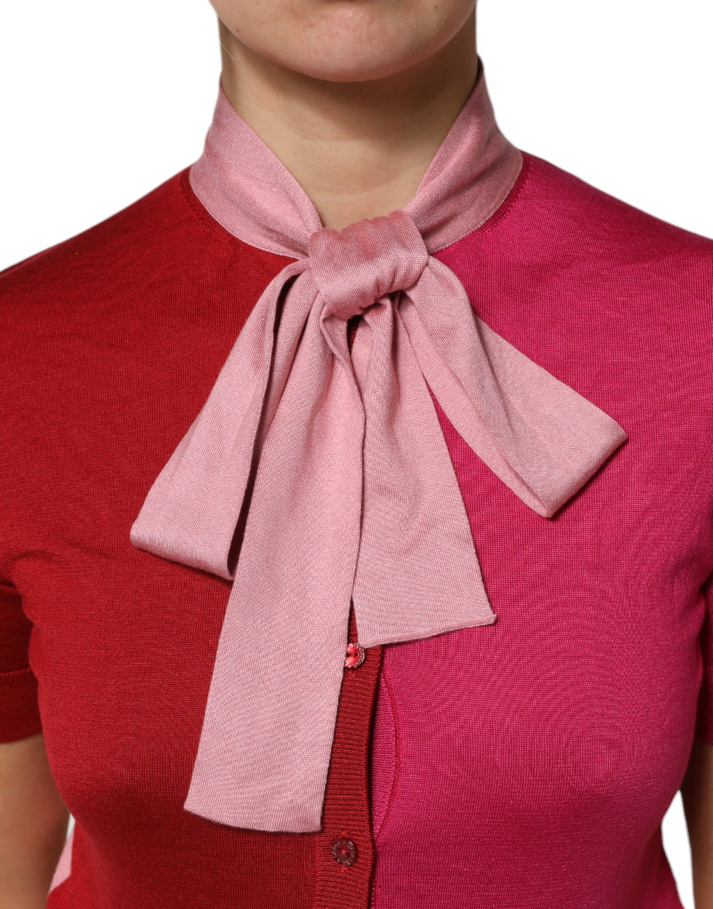 Chemise rose Dolce & Gabbana à manches courtes avec col ascot boutonné, élégante et moderne.