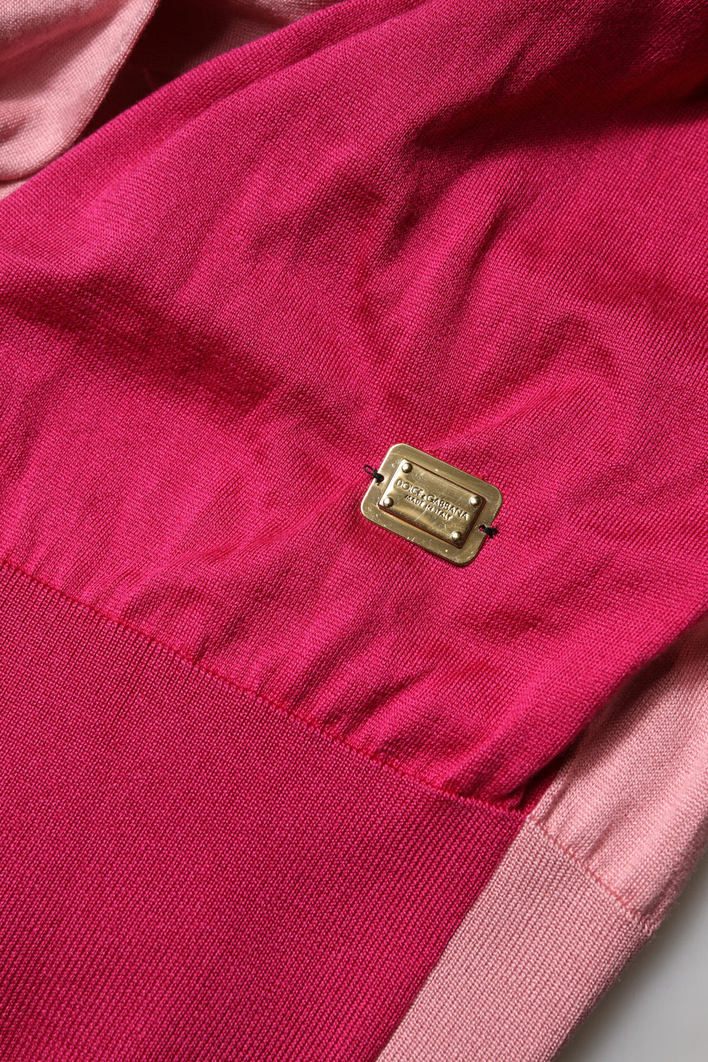 T-shirt rose à manches courtes avec col ascot boutonné de Dolce & Gabbana, style élégant et chic.