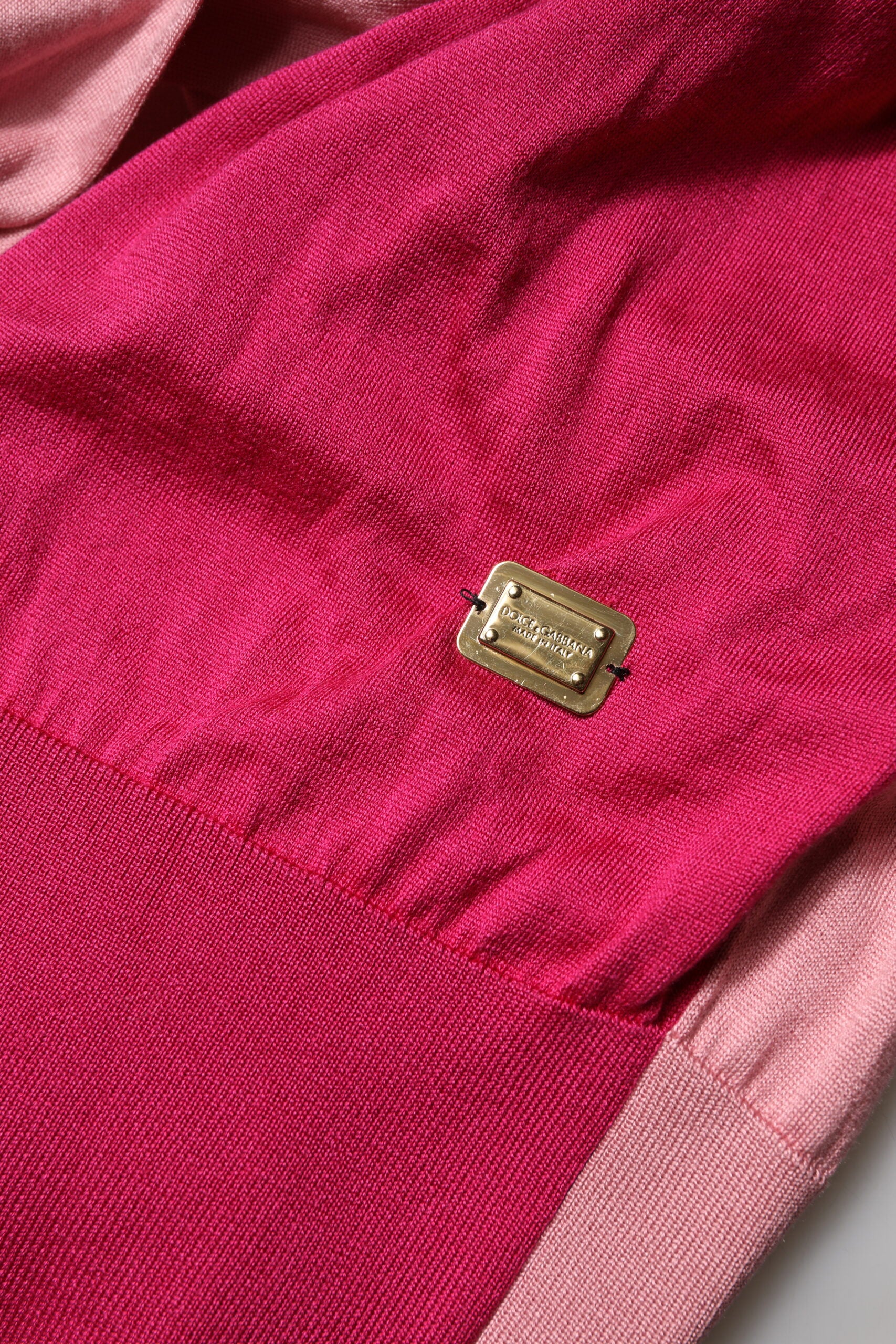 T-shirt rose à manches courtes avec col ascot boutonné de Dolce & Gabbana, style élégant et chic.