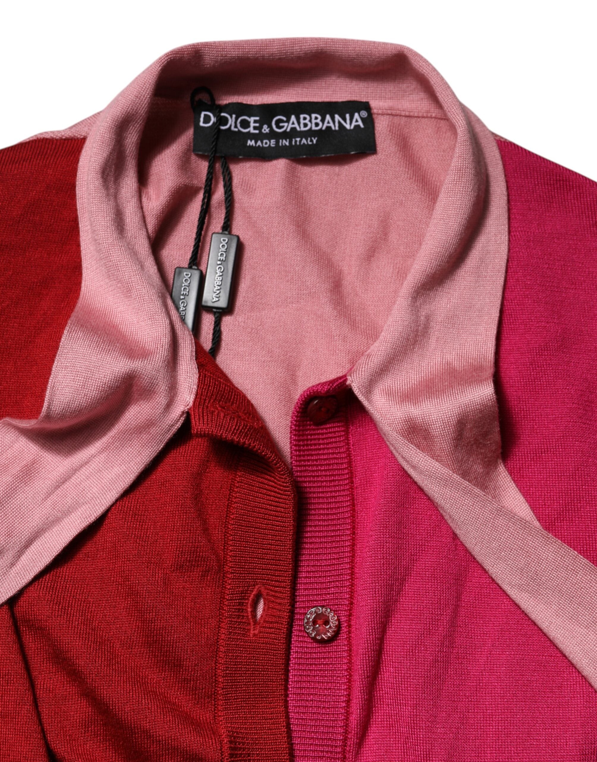 T-shirt rose à manches courtes et col ascot boutonné de Dolce & Gabbana, style élégant et décontracté.